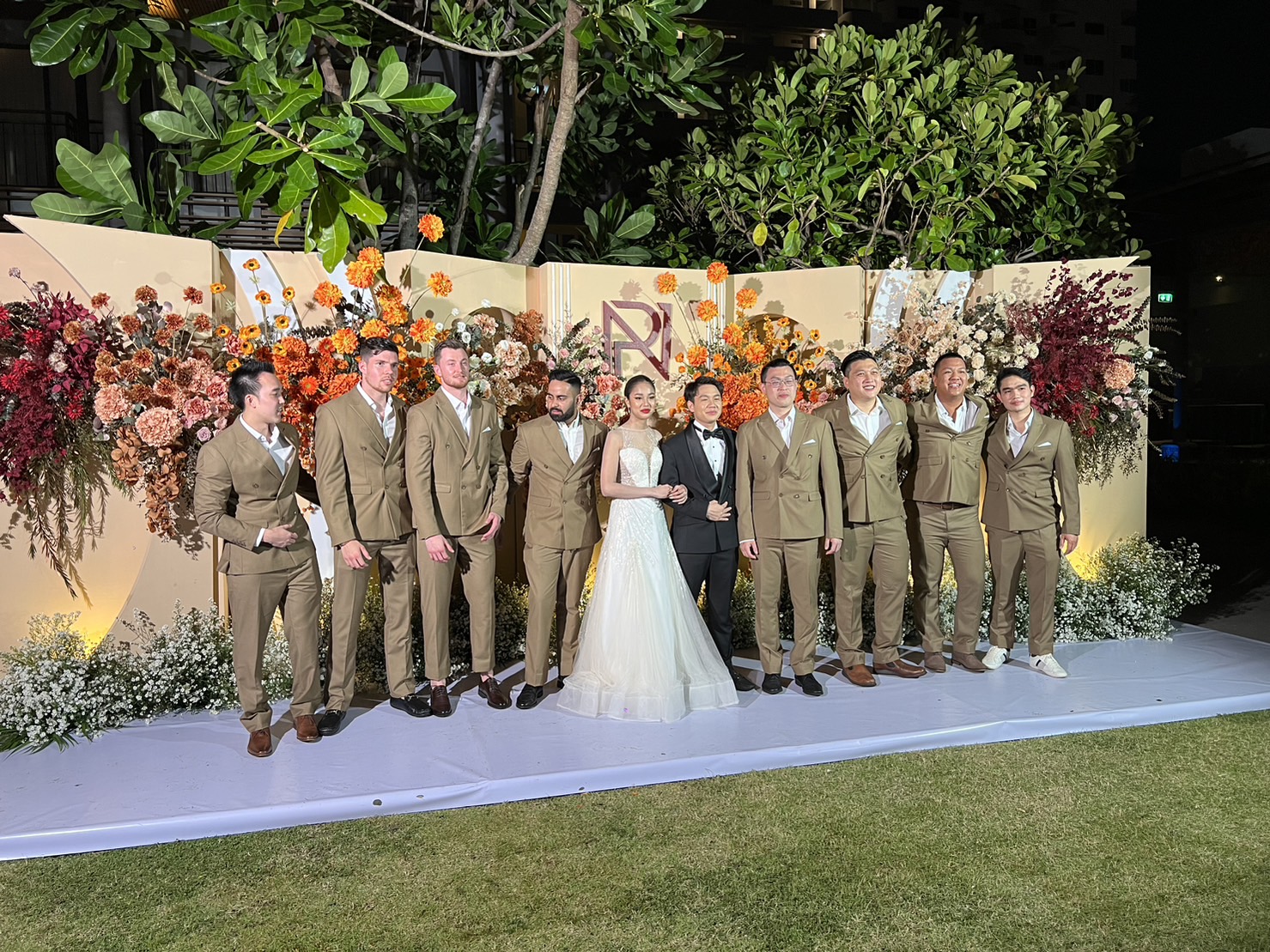 เช่า ชุดสูทชาย สูทสีน้ำตาล Coffee Brown กระดุม 2 แถว Double-breasted Suit