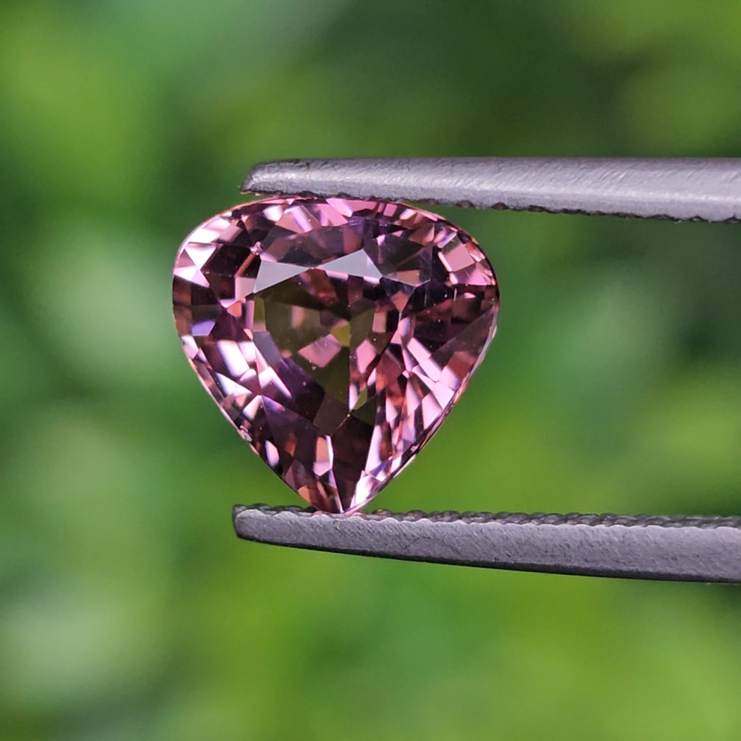 พลอย ชมพู ทัวร์มารีน (Pink Tourmaline) 1.96 กะรัต (Cts.) อัญมณีมงคลประจําวันเกิด เครื่องประดับพลอย