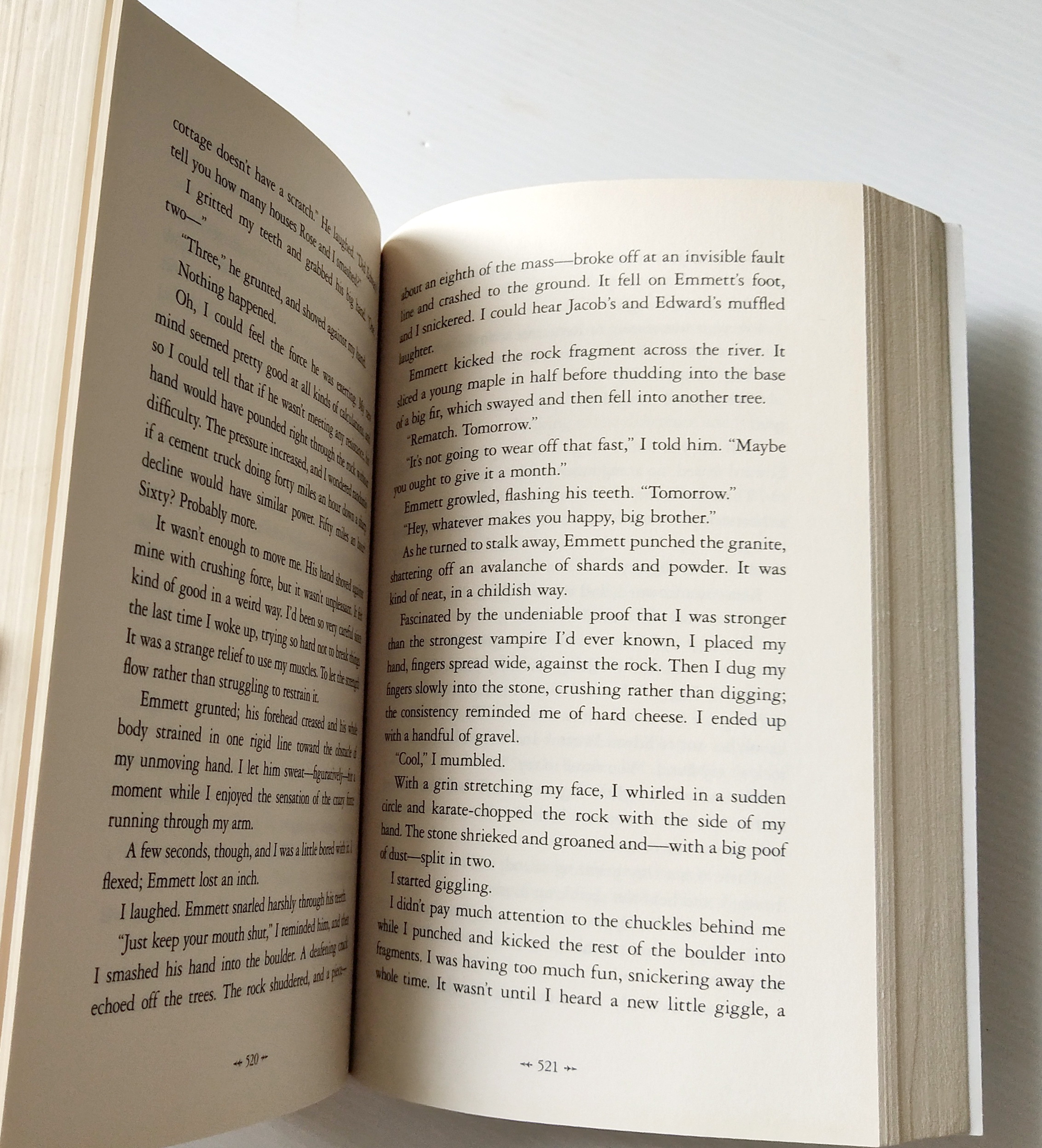 หนังสือนิยายภาษาอังกฤษ "ฺBreaking Dawn" จากแวมไพร์ทไวไลท์ รวม 3 ภาคในเล่ม โดย Stephenie Meyer หนังสือสภาพดี **หน้าแรกมีรอยสก๊อตเทปเล็กน้อยตามภาพ