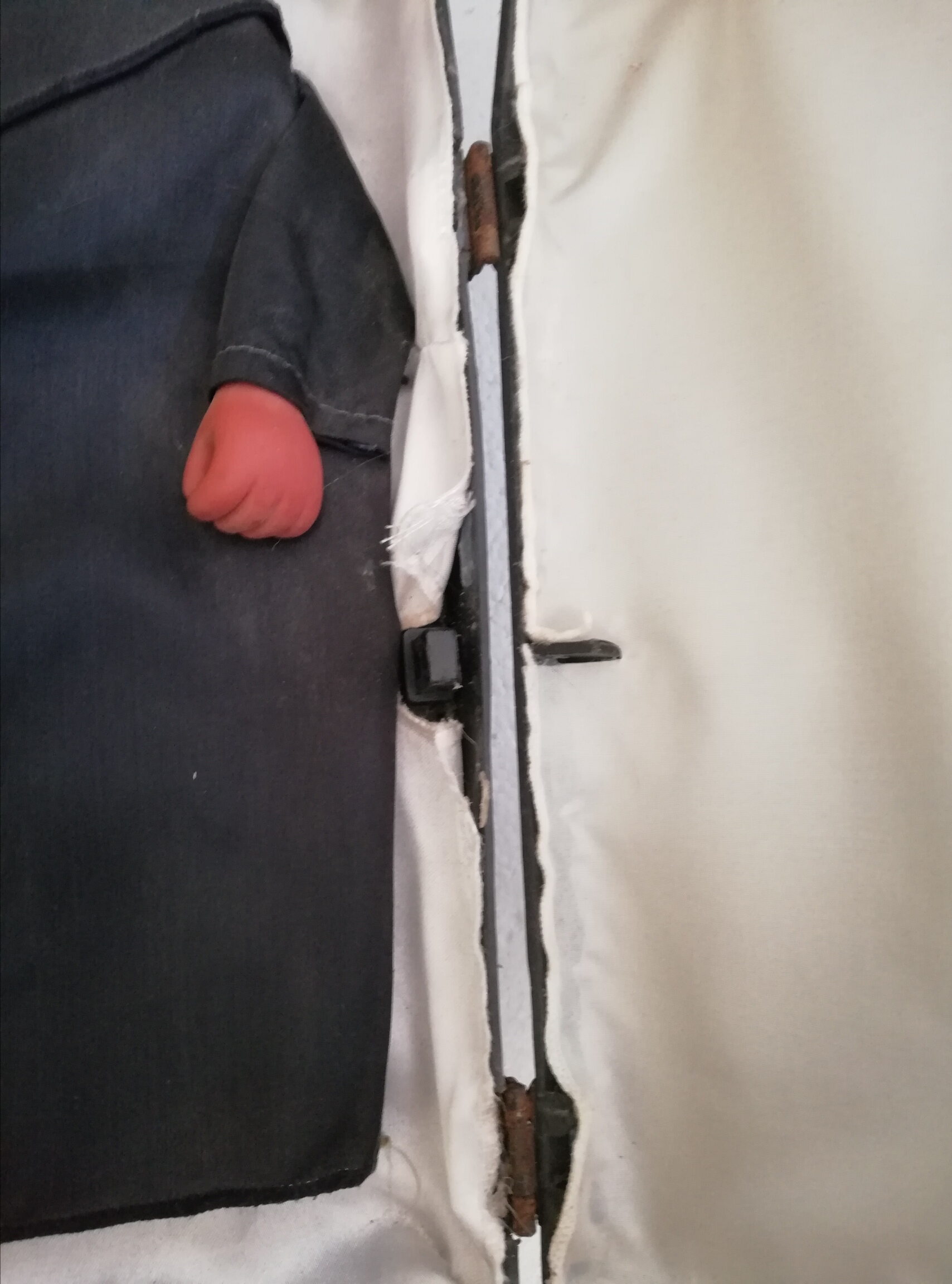 ตุ๊กตา แดร๊กคิวร่า ในโลงศพ ของเก่าหายาก เก่าเก็บ เป็นสินค้าจาก FUNNY TOYS CORP.ปี 1990 ยังเปิดไฟกระพริบที่ตาสีเขียว และส่งเสียงร้องได้ ขนาดความยาวของโลงศพ 34 ซม. กว้าง15 ซม.สูง10ซม. ใช้ถ่ายไฟแบตเตอรี่ ฉายขนาด2 ก้อน**ระบบลุกนั่งชำรุด ขายตามสภาพ