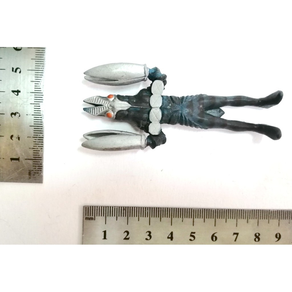 กาชาปอง สัตว์ประหลาดอุลตร้าแมน สัตว์ประหลาด มนุษย์ดาวบัลตั้น2 ตัวนี้มีหลายท่า ท่านี้คือท่าเปิดหน้าอกสะท้อนแสงสเปซ