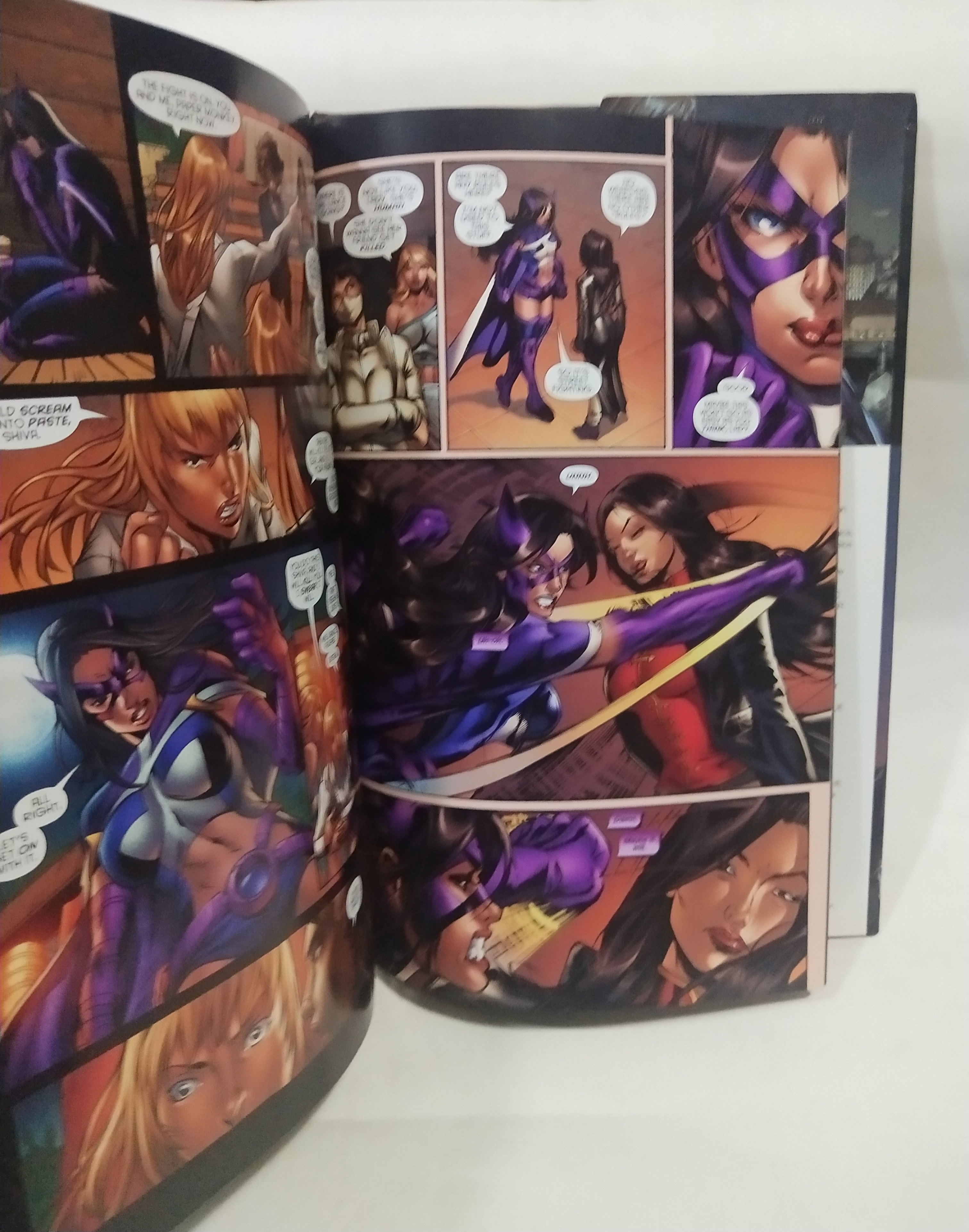 มือ2,หนังสือภาพสีการ์ตูนค่ายดีซีคอมิคส์ เบิร์ดออฟเพรย์ Bird_of_Prey ฉบับภาษาอังกฤษ หนังสือปกแข็ง มีปกนอก สภาพดี