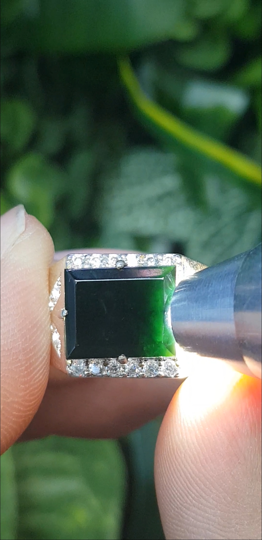 หยก พม่า แท้ Jade แหวนหยก หยกส่องเขียว (ฺBlack jadeite) ดิบ (Size) 58 ไม่ผ่านการปรับปรุง (Type A) พม่า (Myanmar)