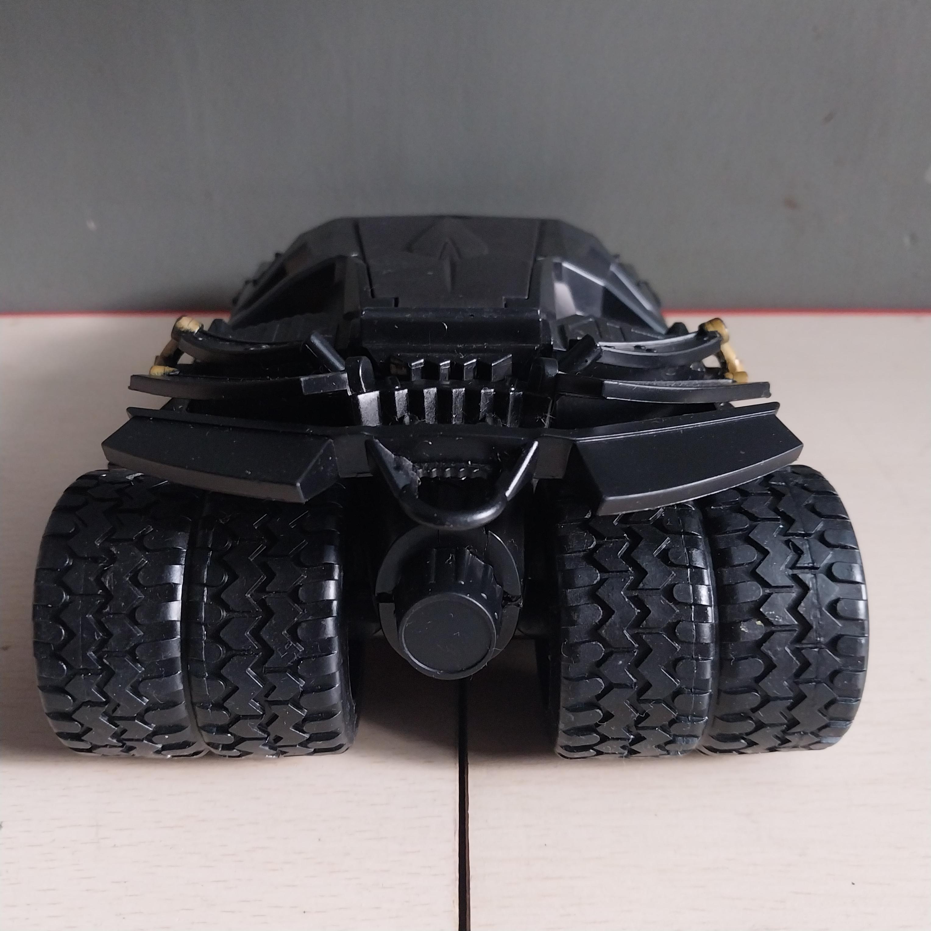 มีหลายภาพ #รถแบทแมน #Batmobile Tumbler จากภาพยนตร์เรื่อง The Dark Knight Rises ซึ่งผลิตโดย Mattel ในปี 2008