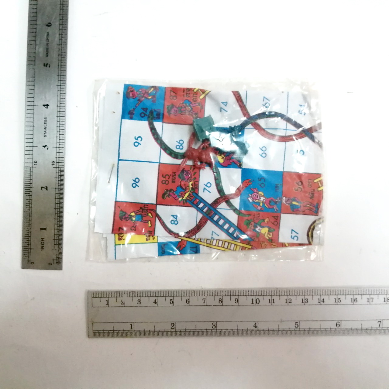 เกมกระดาษ งูไต่กระได รุ่นเก่า ตัวเดินและลูกเต๋า เป็นตุ๊กตุ่นพลาสติก ของเก่าหายาก ยังไม่แกะสภาพเดิมๆ มี2แบบ