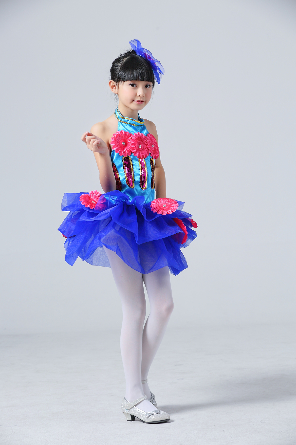 Pre-order ชุดแฟนซี ชุดแสดง แบบคล้องคอ แต่งดอก ปักเลื่อมช่วงอก กระโปรงเป็นชั้น ๆ