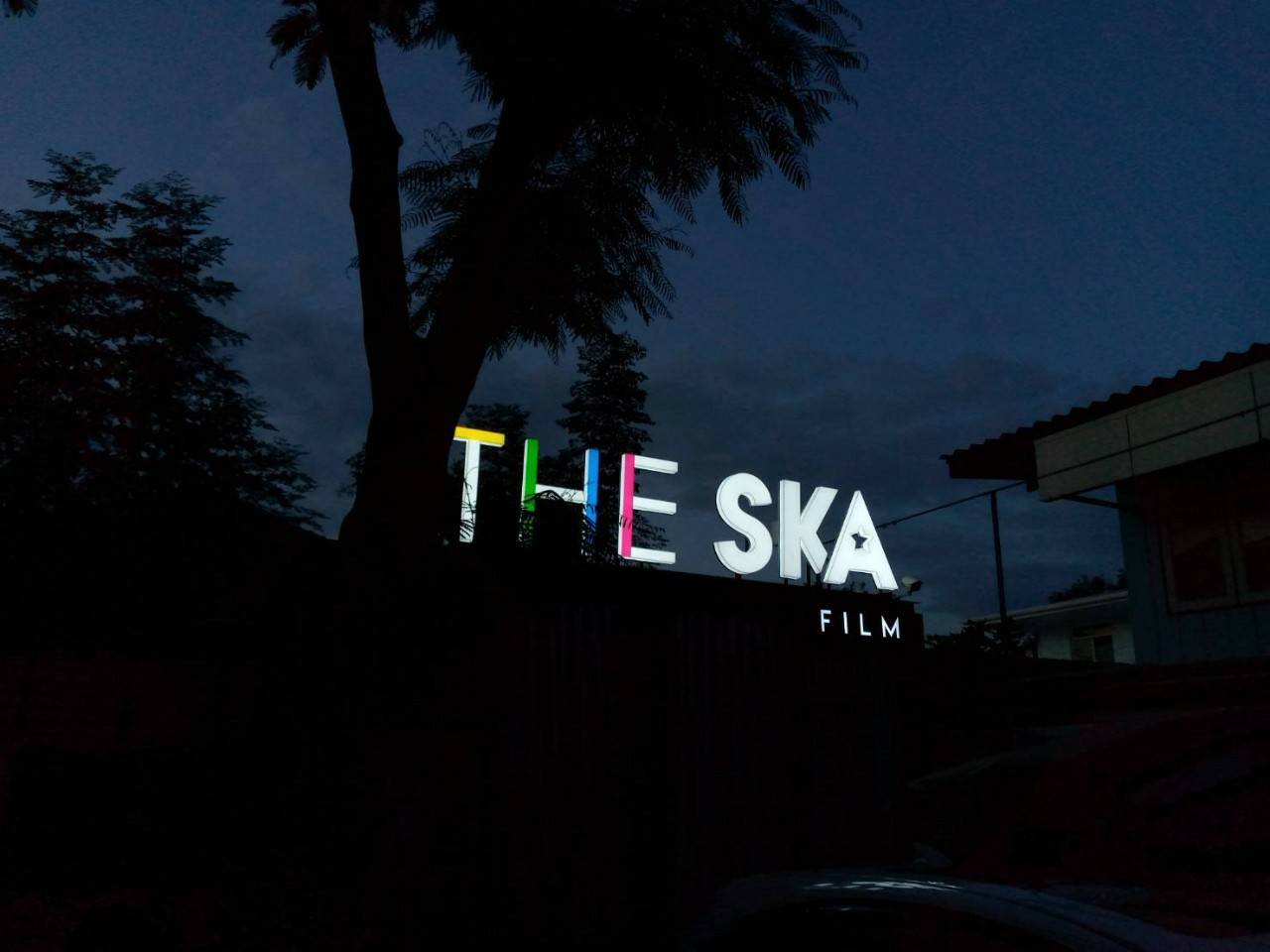 ป้ายอะคริลิคไฟออกรอบตัว ป้ายเดอะสะกางานป้ายกล่องไฟออกหน้า THE SKA