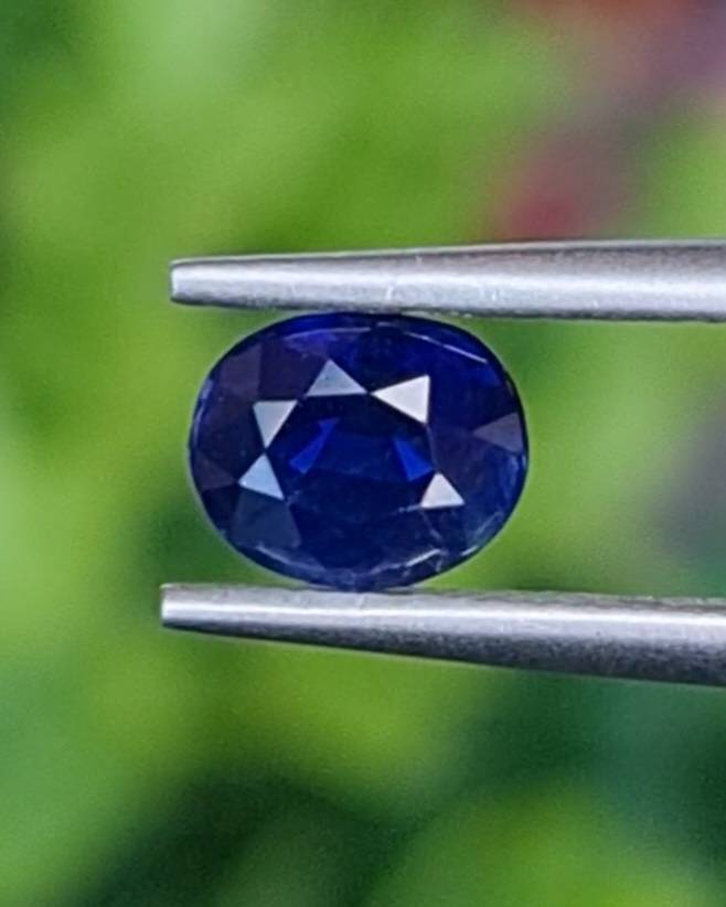 พลอย ไพลิน (Blue Sapphire) 1.03 กะรัต (Cts.) ดิบ (Unheated) สีพิเศษ รอยัล บลู (Royal Blue) พร้อมใบเซอร์ พลอยแท้ อัญมณีมงคลประจําวันเกิด เครื่องประดับพลอย