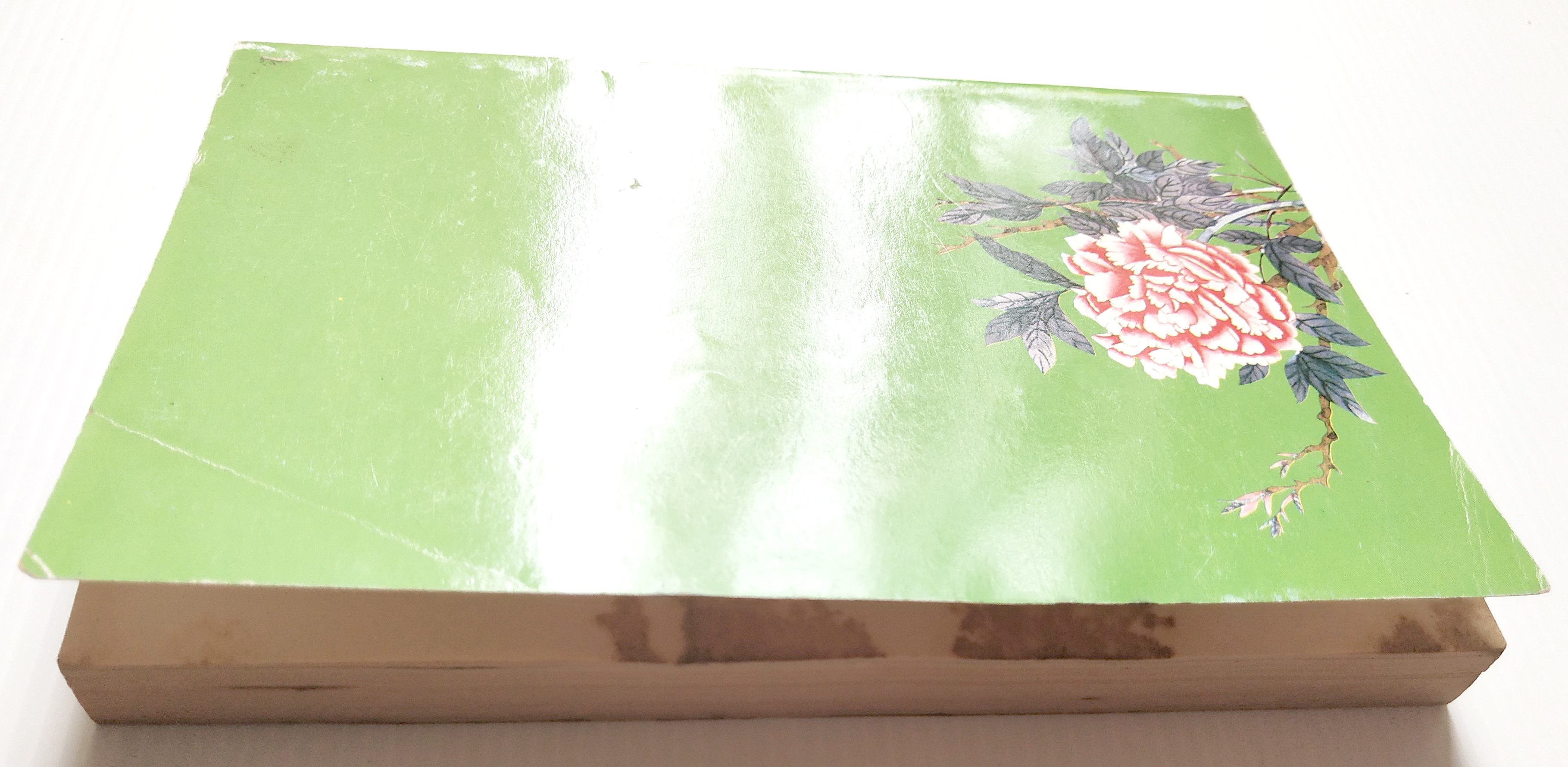 หนังสือนิยายเก่า2524 มีตำหนิตามภาพ "ผู้หญิงคนนั้นชื่อบุญรอด“ โดย โบตั๋น พิมพ์ครั้งแรก มีนาคม สองพันห้าร้อยยี่สิบสี่