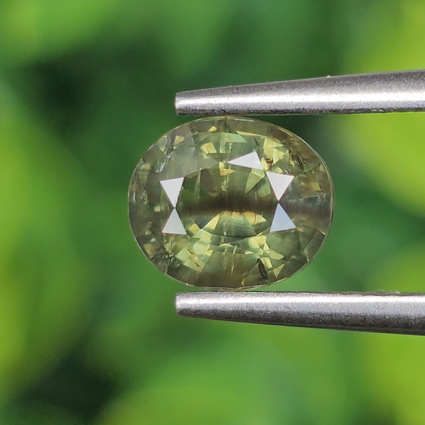 พลอย เขียวส่อง Green Sapphire 1.43 กะรัต (Cts.) ดิบ Unheated พลอยแท้ อัญมณีมงคลประจําวันเกิด เครื่องประดับพลอย