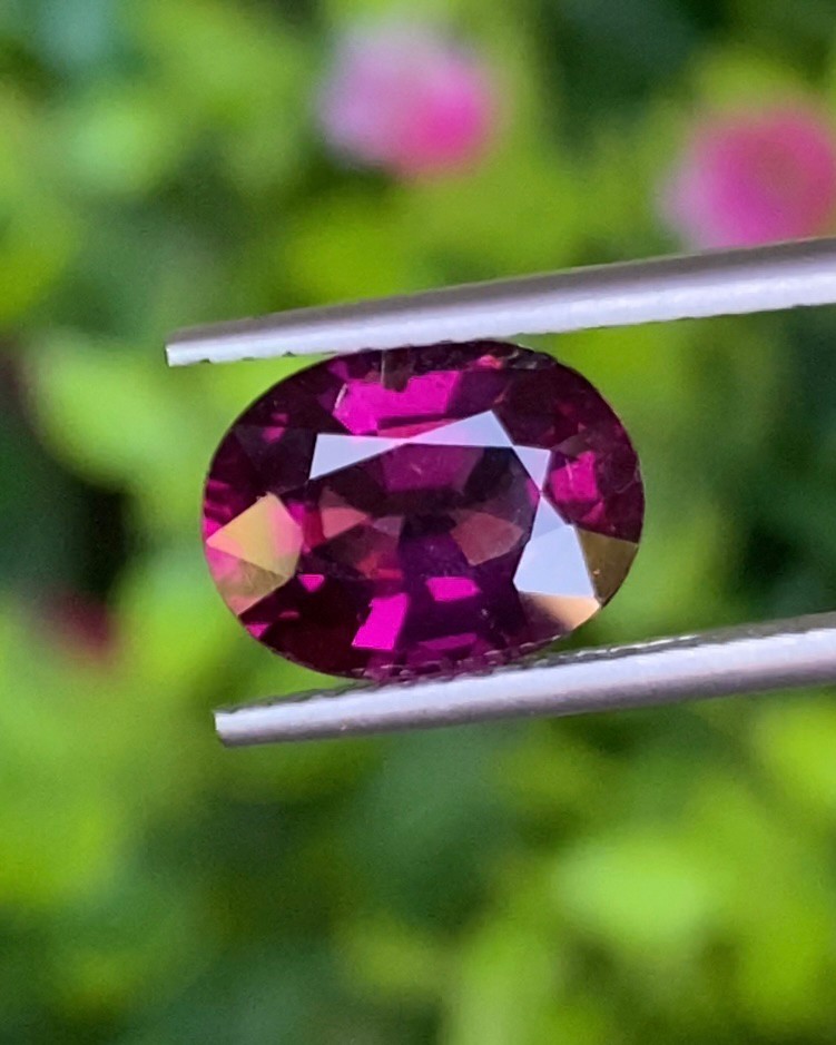 พลอย โรโดไลต์ กาเน็ท Rhodolite Garnet 3.31 กะรัต Cts.พลอยแท้ อัญมณีมงคลประจําวันเกิด เครื่องประดับพลอย