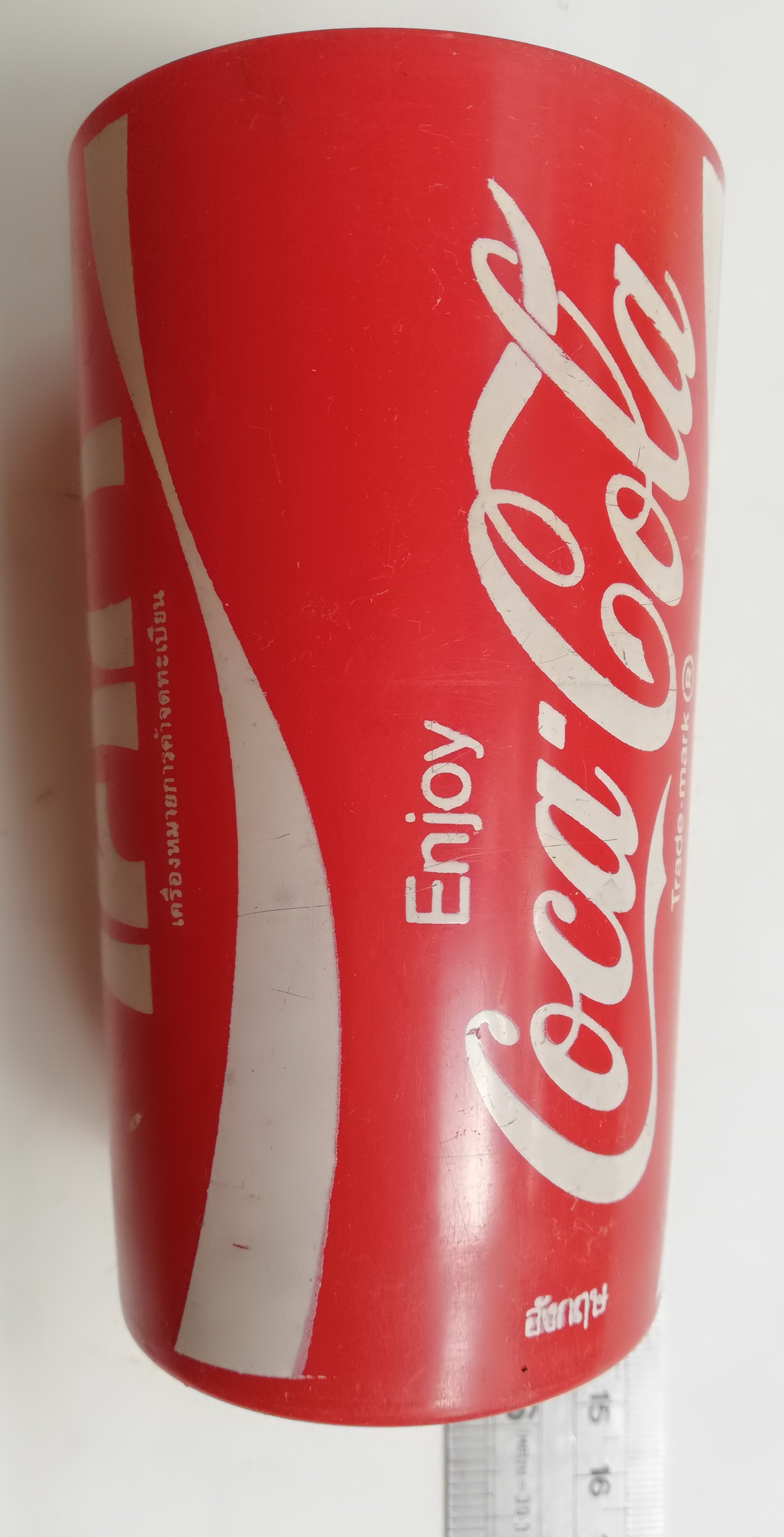 ของเก่าสะสม แก้วน้ำพลาสติกขนาดสีแดง ของสะสมจากCoca Cola เส้นผ่าศุนย์กลางประมาณ 2.6" ก้น 2.2" ความสูงประมาณ 4.7" **ของเก่ามีตำหนิ โปรดตรวจสอบทุกภาพ