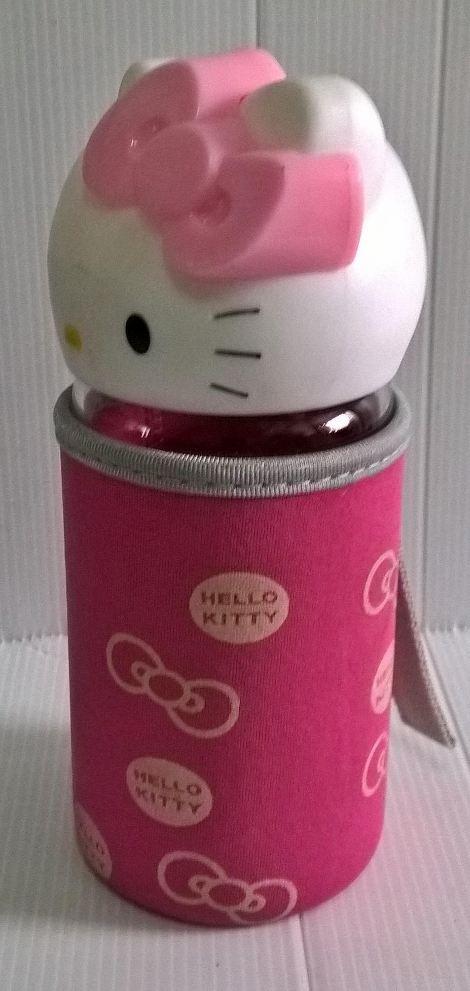 ขวดโหลแก้วใส ฝาขวดเป็นหัวคิตตี้ ถุงครอบขวดแก้วสีชมพูลายโบว์ และ Hello Kitty จาก Sanrio เส้นผ่าศุนย์กลางประมาณ 7 cm. สูงประมาณ 18 cm.
