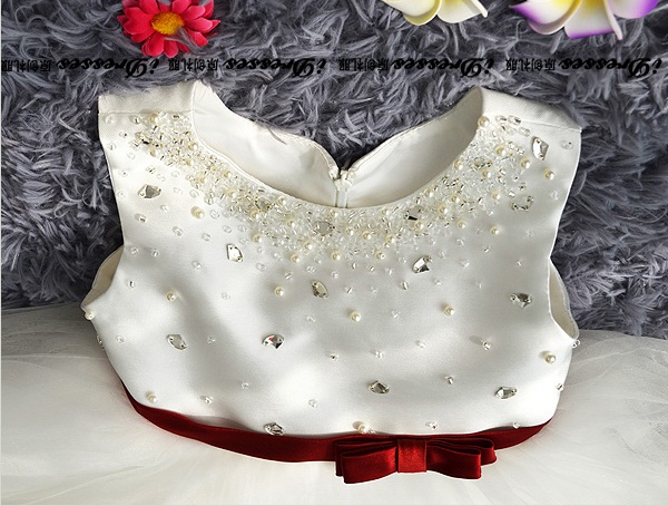 Pre-order ชุดราตรีเด็ก ชุดออกงาน สไตล์เจ้าหญิง สีขาว ปักเลื่อม ปักมุกที่คอ คาดเอวด้วยผ้าซาตินสีไวน์แดง กระโปรงตาข่ายตกแต่งเป็นชั้น ๆ สวยหรู