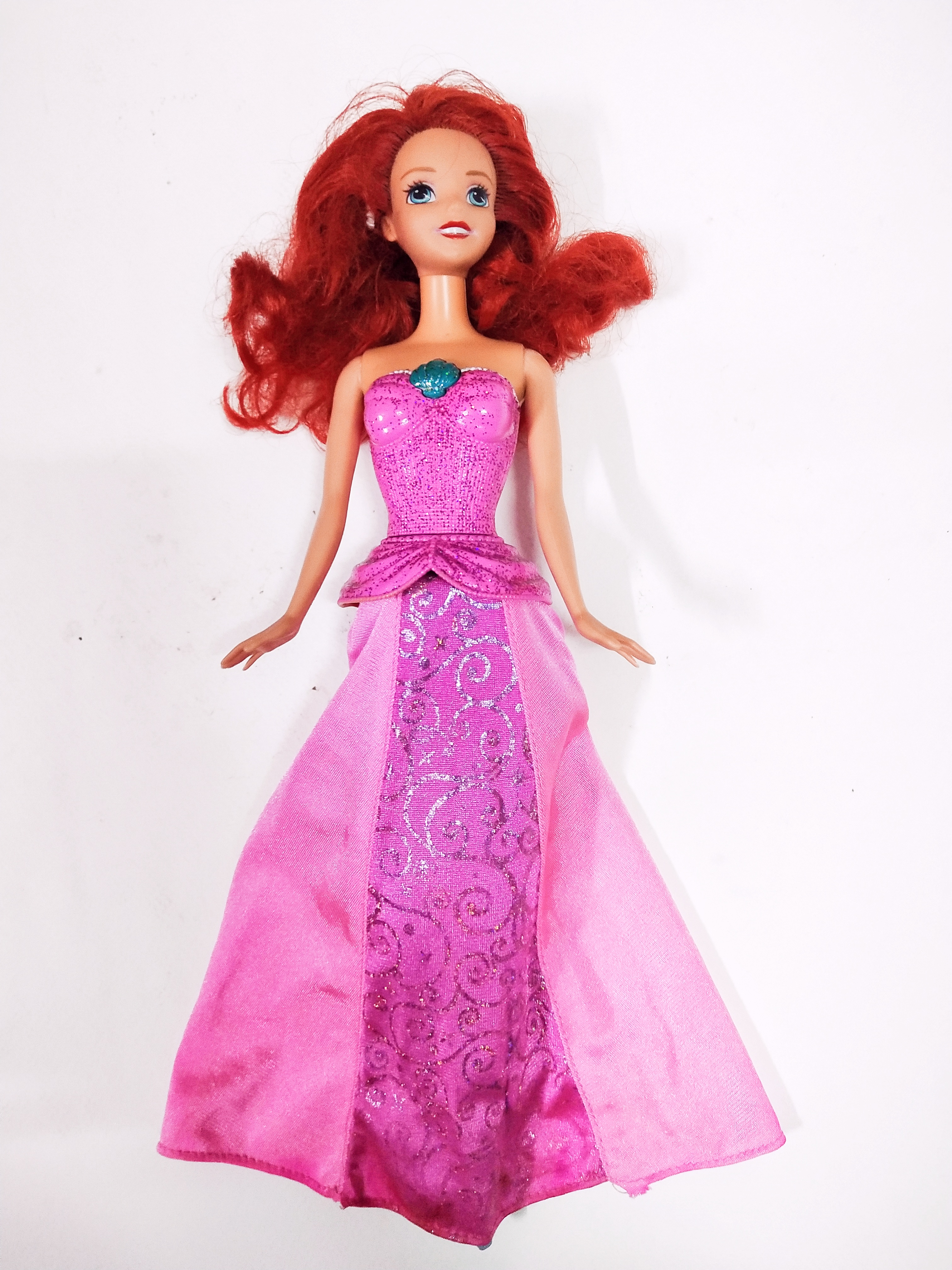 ตุ๊กตาบาร์บี้เจ้าหญิงเงือกน้อยแอเรียล ของแท้ Mattel สามารถเปลี่ยนจากหางเป็นกระโปรงได้ ด้วยการค่อยๆดึงกระโปรงลงมา จนมีความยาวตามภาพแล้วจะได้เจ้าหญิง และเมื่อต้องการกลับเป็นเงือกน้อยก็ให้ค่อยๆดึงส่วนของหาง ที่อยู่ใต้กระโปรงลงมาส่วนของกระโปรงจะกลับขึ้นไปจนได