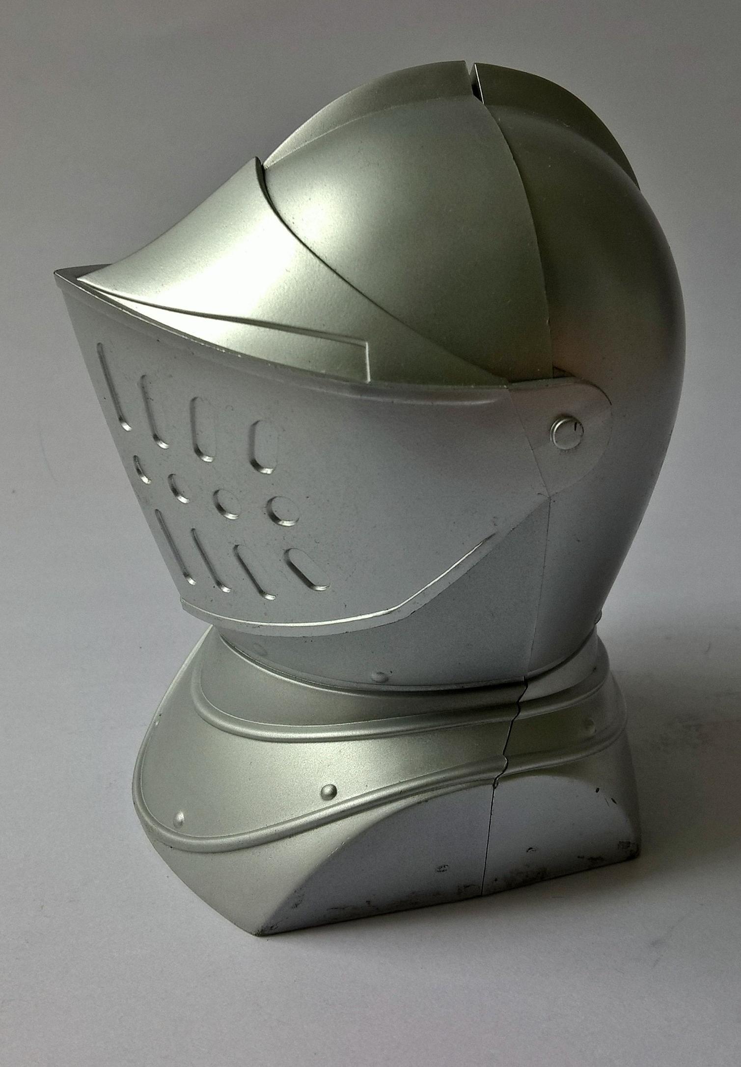 กล่องใส่ของทรงหัวอัศวิน ขนาดตามภาพ วัสดุเป็นพลาสติกสีเงิน