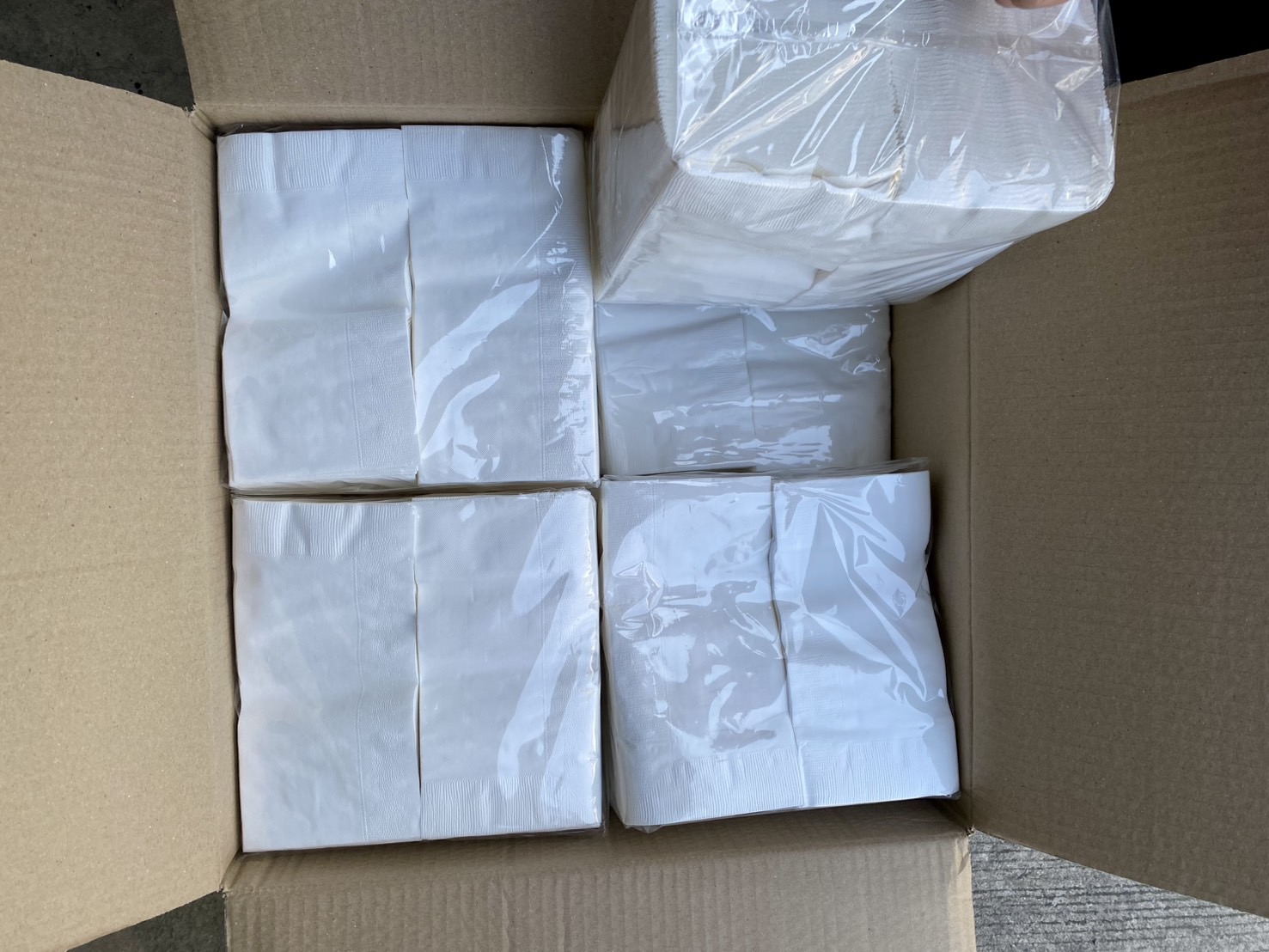 กระดาษเช็ดปาก 2ชั้น สีขาว ขนาด 40x40ซม. ไม่พิมพ์โลโก้ พับ8 ยกลัง 2000แผ่น