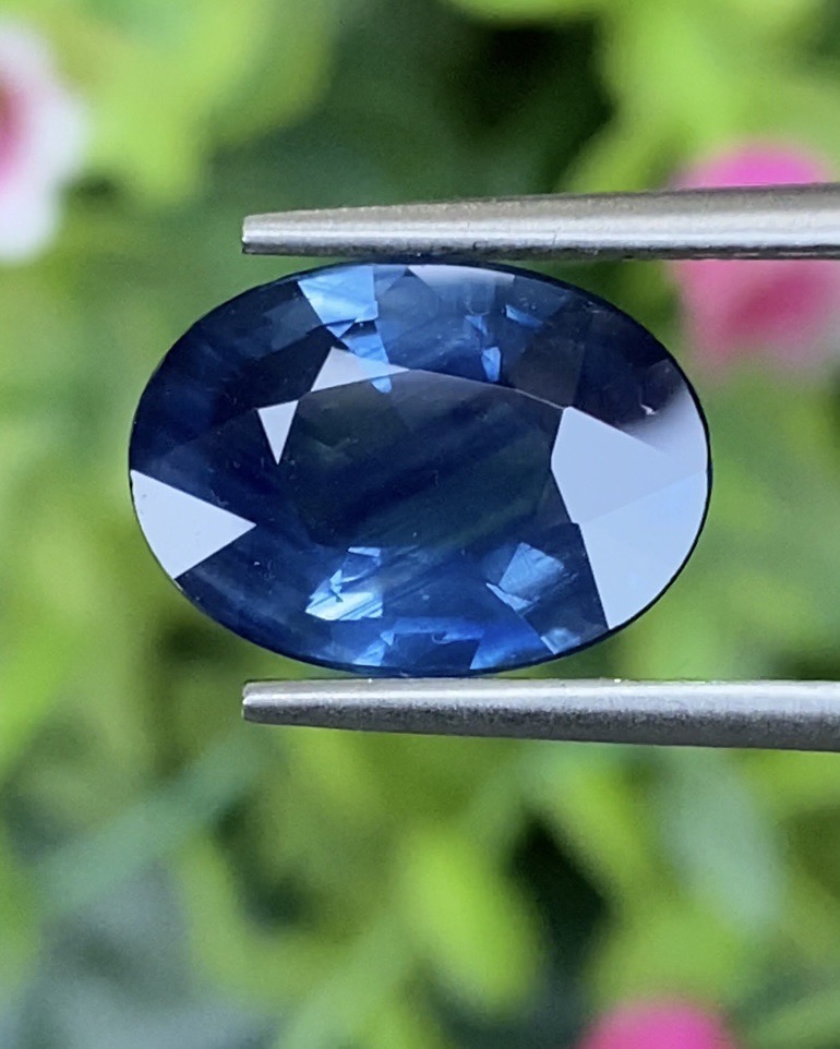 พลอย ไพลิน Blue Sapphire 4.26 กะรัต (Cts.) พร้อมใบเซอร์ (With Certificate) พลอยแท้ อัญมณีมงคลประจําวันเกิด เครื่องประดับพลอย