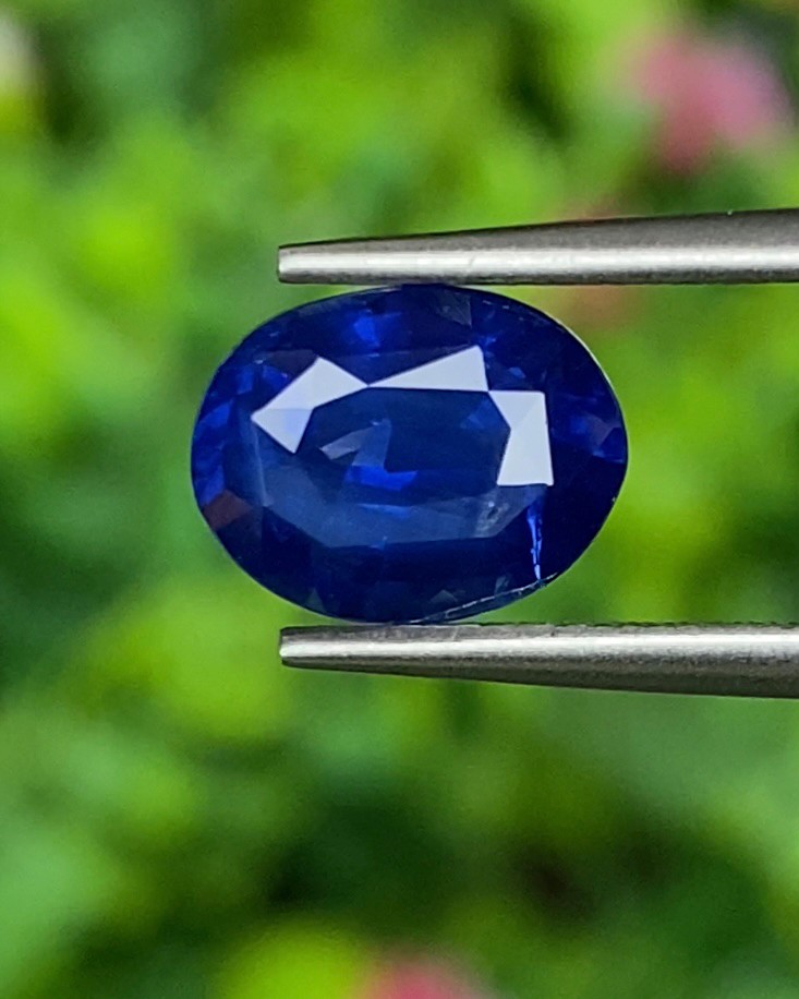พลอย ไพลิน (Blue Sapphire) 2.16 กะรัต (Cts.) สีพิเศษ รอยัล บลู (Royal Blue) พร้อมใบเซอร์ พลอยแท้ อัญมณีมงคลประจําวันเกิด เครื่องประดับพลอย