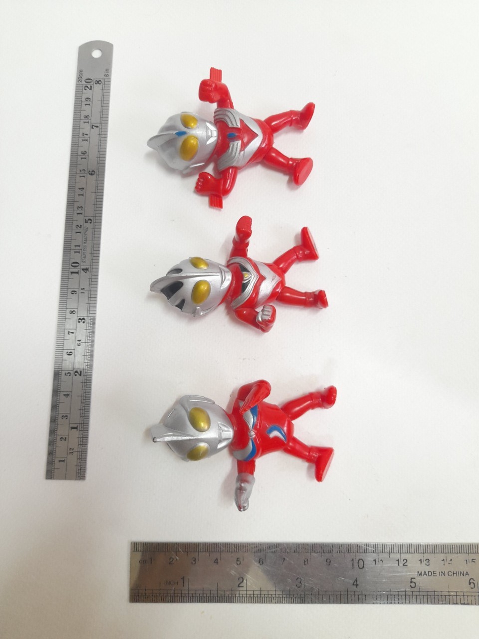 มีหลายภาพ,เซ็ทอุลตร้าแมน งานพลาสติก งานเก่าเรทโทร ไม่มีตัวปั๊ม ขนาดตามรูป มีอุลตร้าแมนคอสมอส,อุลตร้าแมนไกอา และอุลตร้าแมนทีก้า ค่อนข้างหายากงานเก่าสภาพดีมีรอย มีตำหนิบ้าง