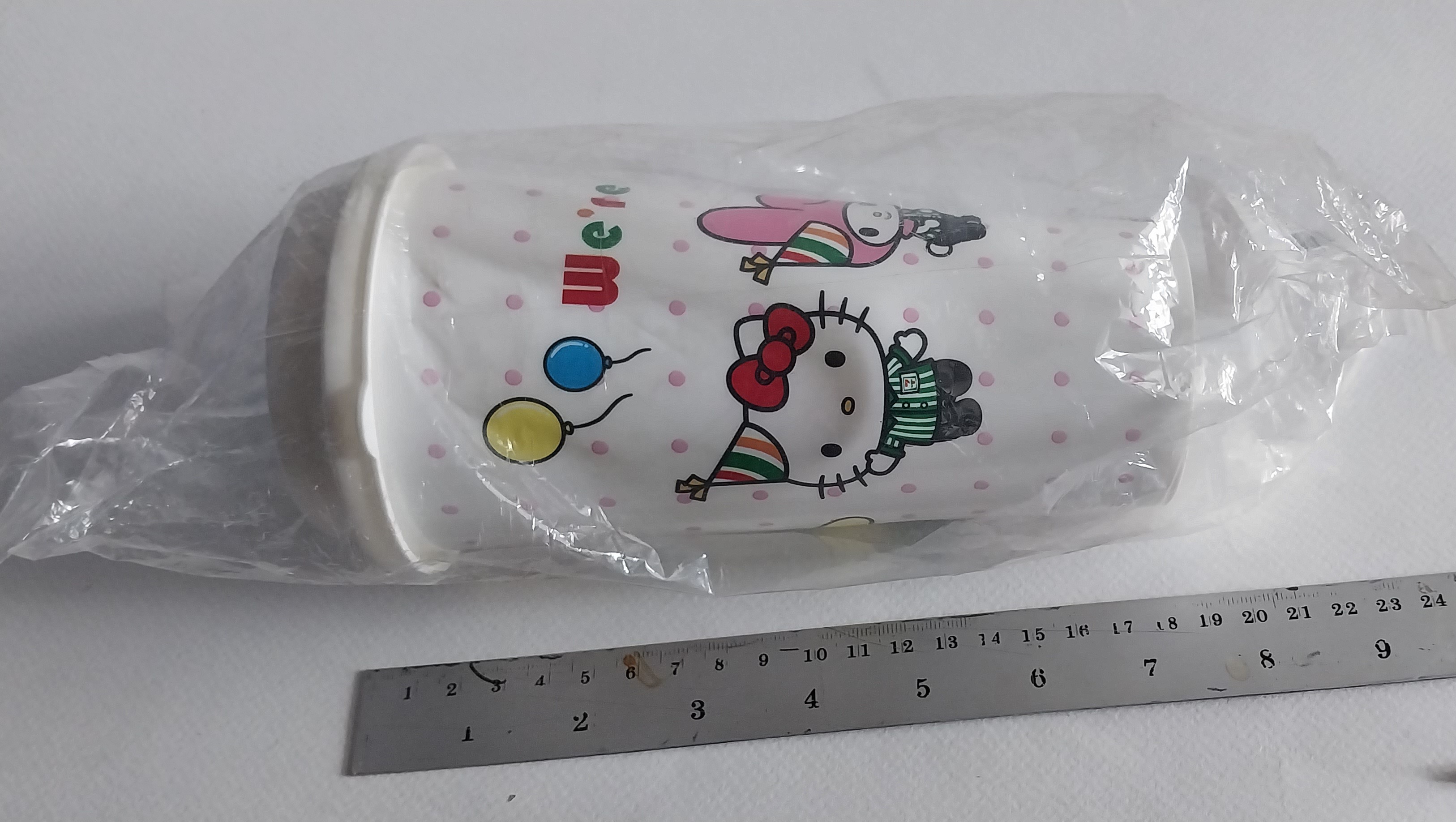 แก้วน้ำอัดลม ขนาดประมาณ 18 ออนซ์ ของสะสมจาก 7-11 Sanrio Collection สี ขาวลายจุดชมพู ลายรวมการ์ตูน Sanrioใส่เสื้อ 7-11 : คิตตี้ ,มายเมโลดี,กบเคโระ ,ปอมปอม ปุริน,แบตสึมารุ