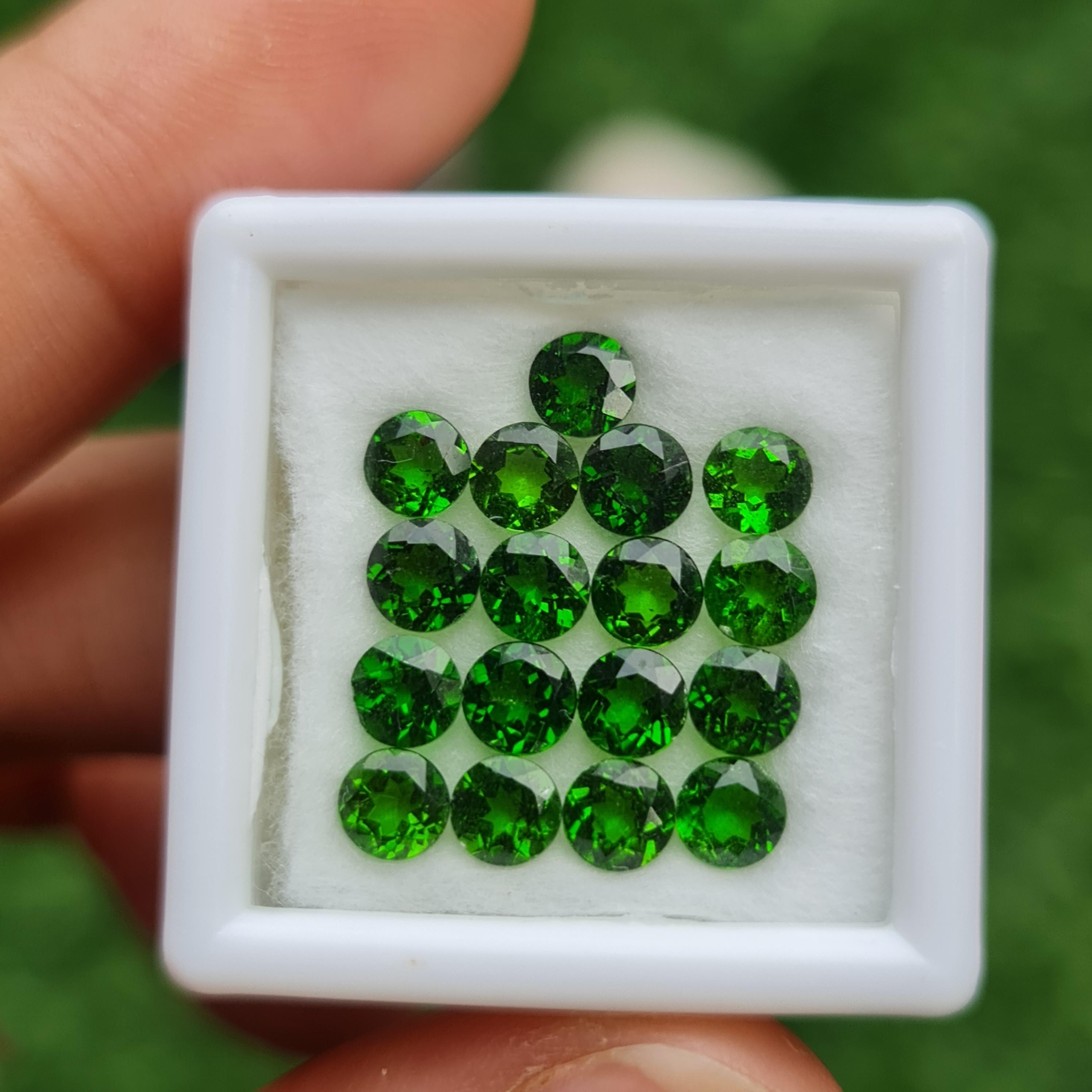 พลอย โครม ไดออพไซด์ Chrome Diopside 5.02 กะรัต (Cts.) 17 เม็ด พลอยแท้ อัญมณีมงคลประจําวันเกิด เครื่องประดับพลอย