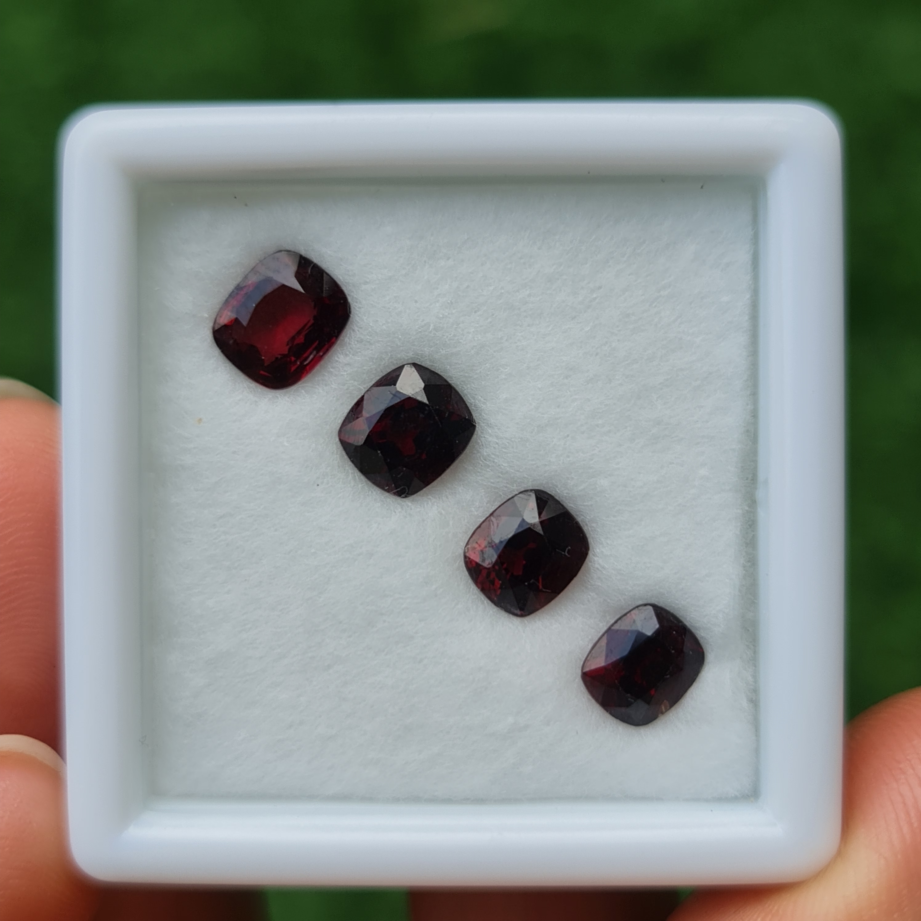 พลอย สปิเนล (Spinel) 4.51 กะรัต (Cts.) 4 เม็ด พลอยแท้ อัญมณีมงคลประจําวันเกิด เครื่องประดับพลอย