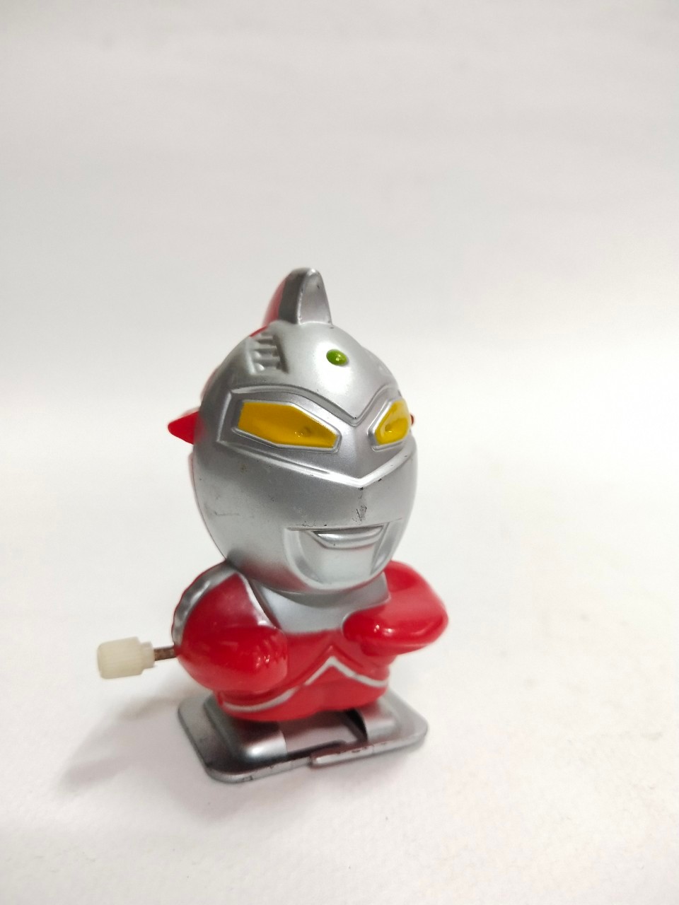 ฟิกเกอร์พลาสติกไขลาน อุลตร้าเซเว่น ไขลานเดินได้ปกติ มือสองสภาพดี มีรอยบ้าง