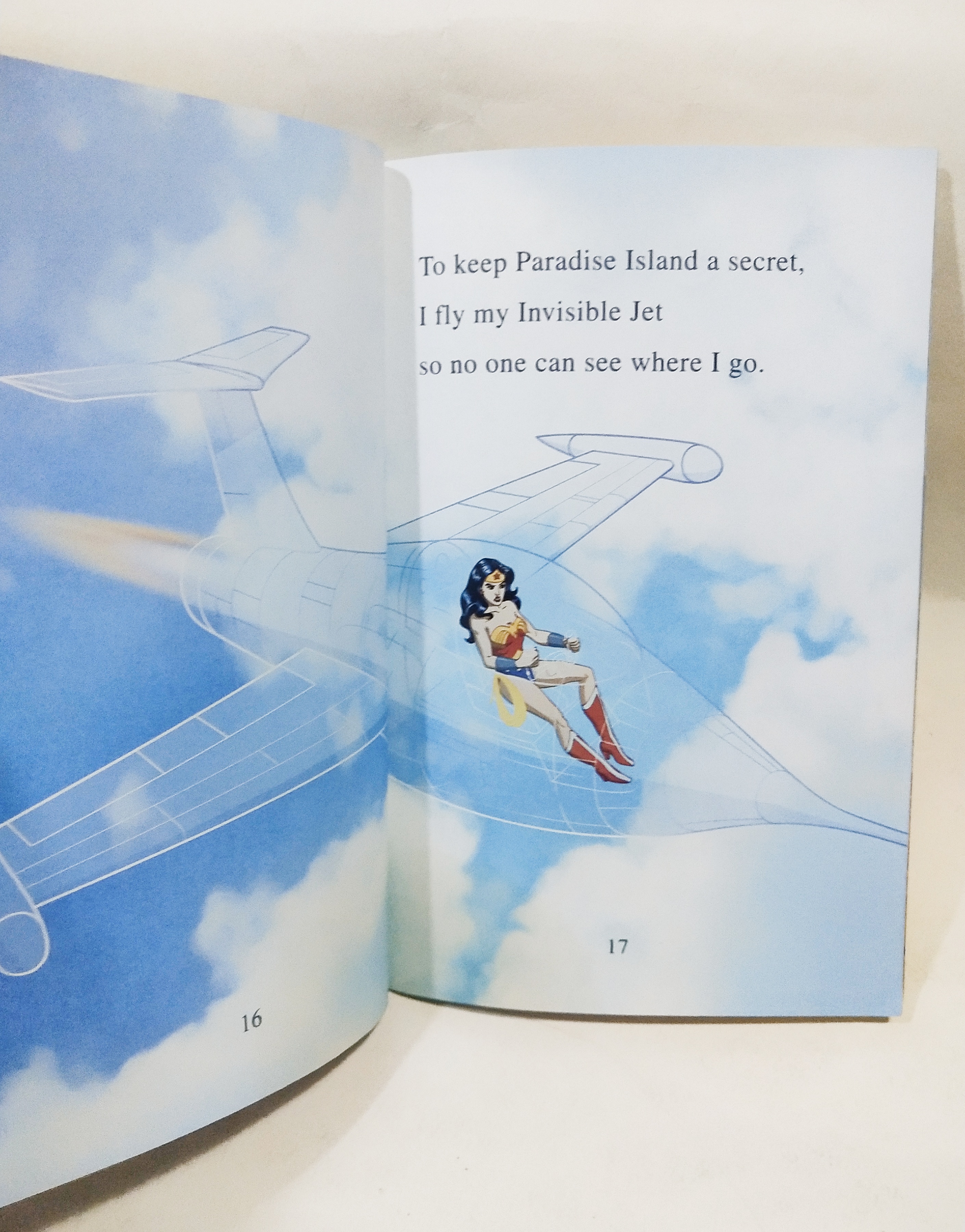 กับวันเดอร์วูแม่นตั้งแต่เริ่มจากเกาะสวรรค์ที่ต้องการต่อสู้กับความอยุติธรรม จนถึงการต่อสู้ร่วมกับ ซุปเปอร์แมนและ แบทแมน วันเดอร์วูแม่น, I am a Wonder Woman 32 หน้า ไม่รวมปก