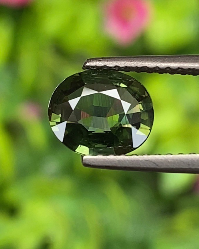 พลอย เขียวส่อง (Green Sapphire) 1.36 กะรัต (Cts.) ดิบ (Unheated) พลอยแท้ อัญมณีมงคลประจําวันเกิด เครื่องประดับพลอย