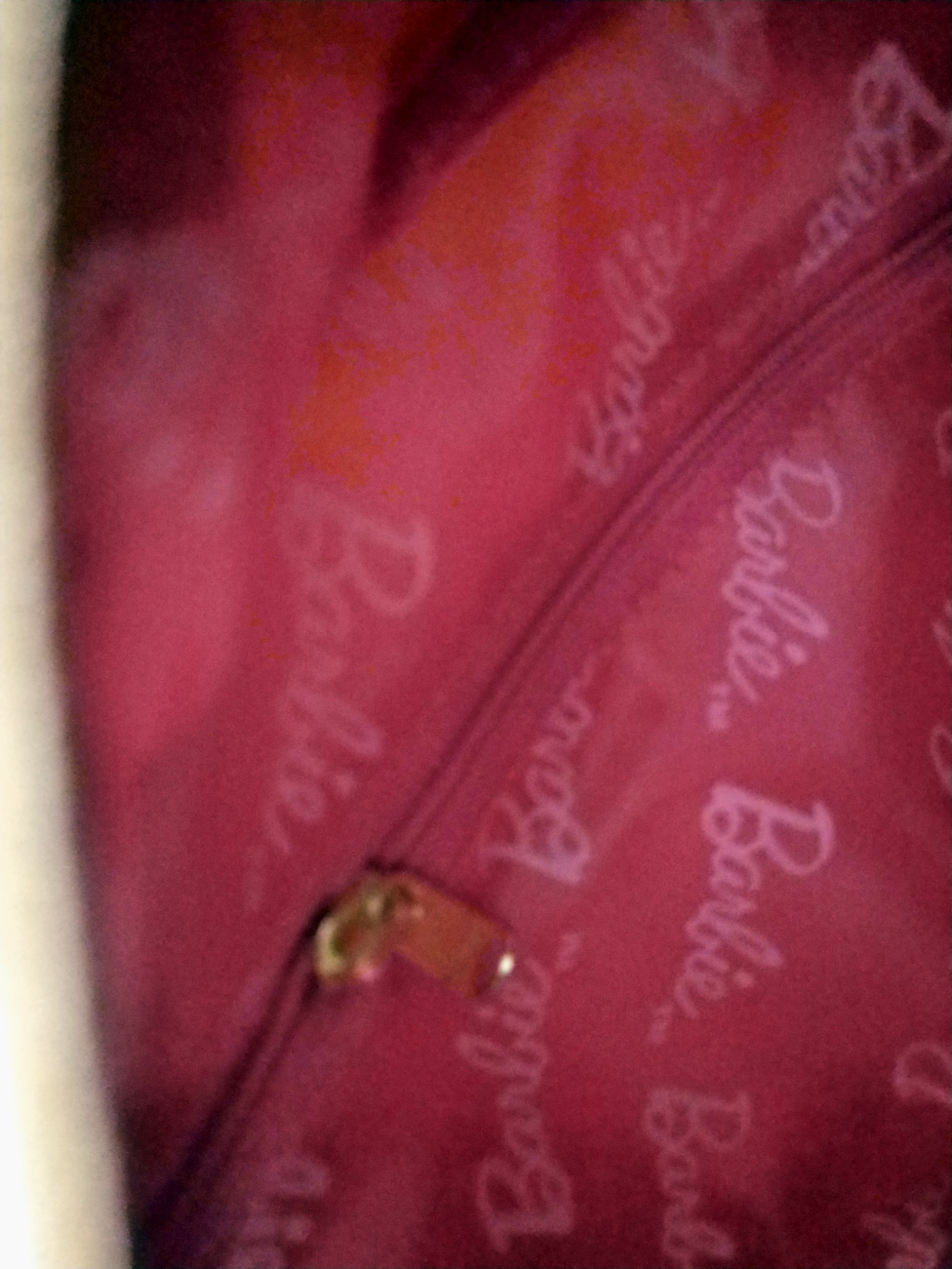 กระเป๋าสีขาวครีม กระเป๋าถือ กระเป๋าคล้องไหล่ ปักลายบาร์บี้ Barbie สีทอง ด้านในเป็นผ้าซับสีชมพู สีครีม ขนาดประมาณ17 cm.*27cm.*11.5 cm. ของแท้ ,ใหม่ มีป้าย