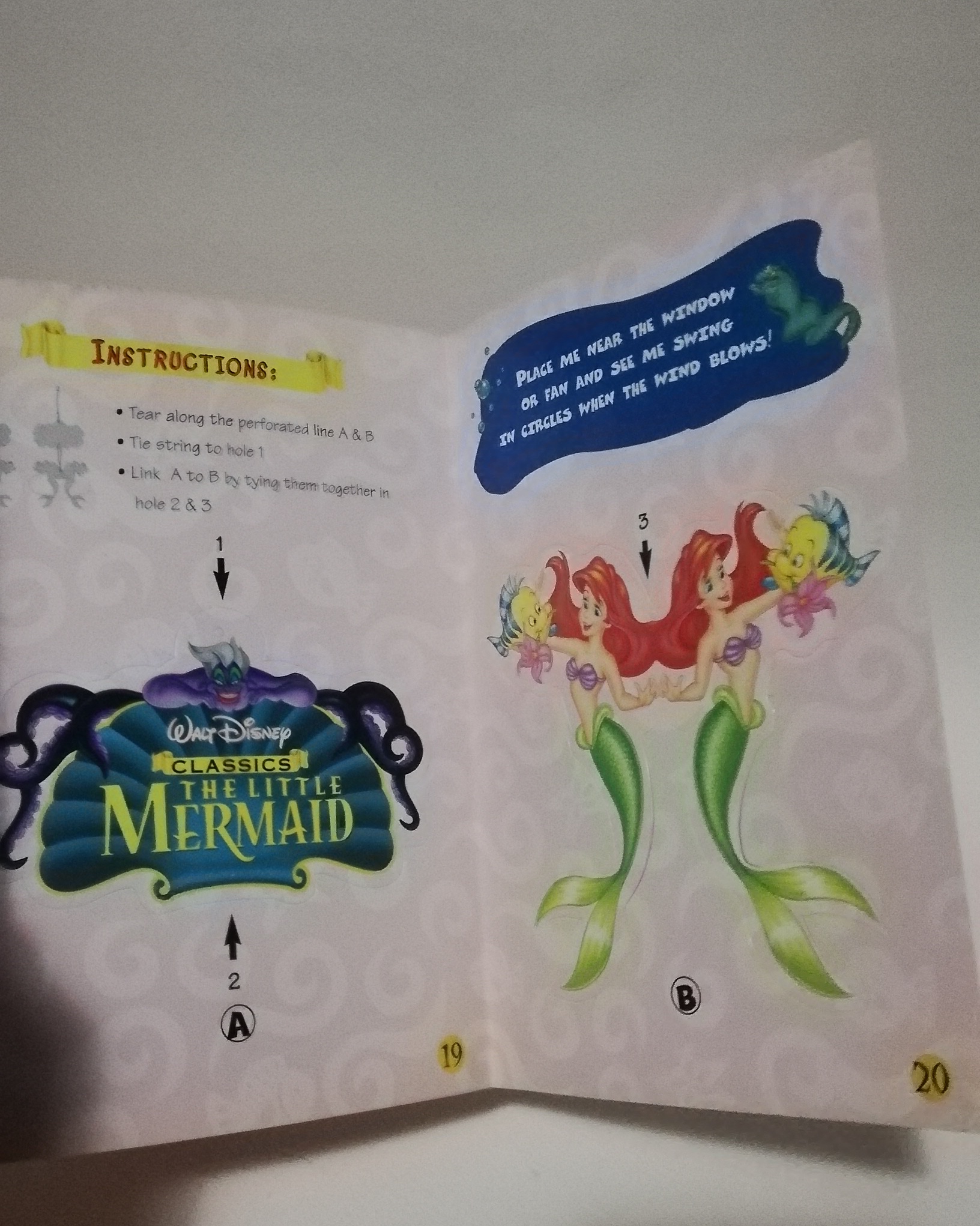 มีหลายภาพ, มีตำหนิ โปรดดูทุกภาพ, สมุดภาพเจ้าหญิงเงือกน้อยแอเรียล, the Little Mermaid ขนาด 19 cm, เป็นสมุดภาพการ์ด ที่คั่นหนังสือ ป้ายสมุดโทรศัพท์การ์ดอวยพรวันเกิดตัวแขวนโทรศัพท์มือถือเป็นกระดาษสแตนดี้และภาพระบายสี เป็นภาพเงือกน้อยแอเรียล Little Mermaid