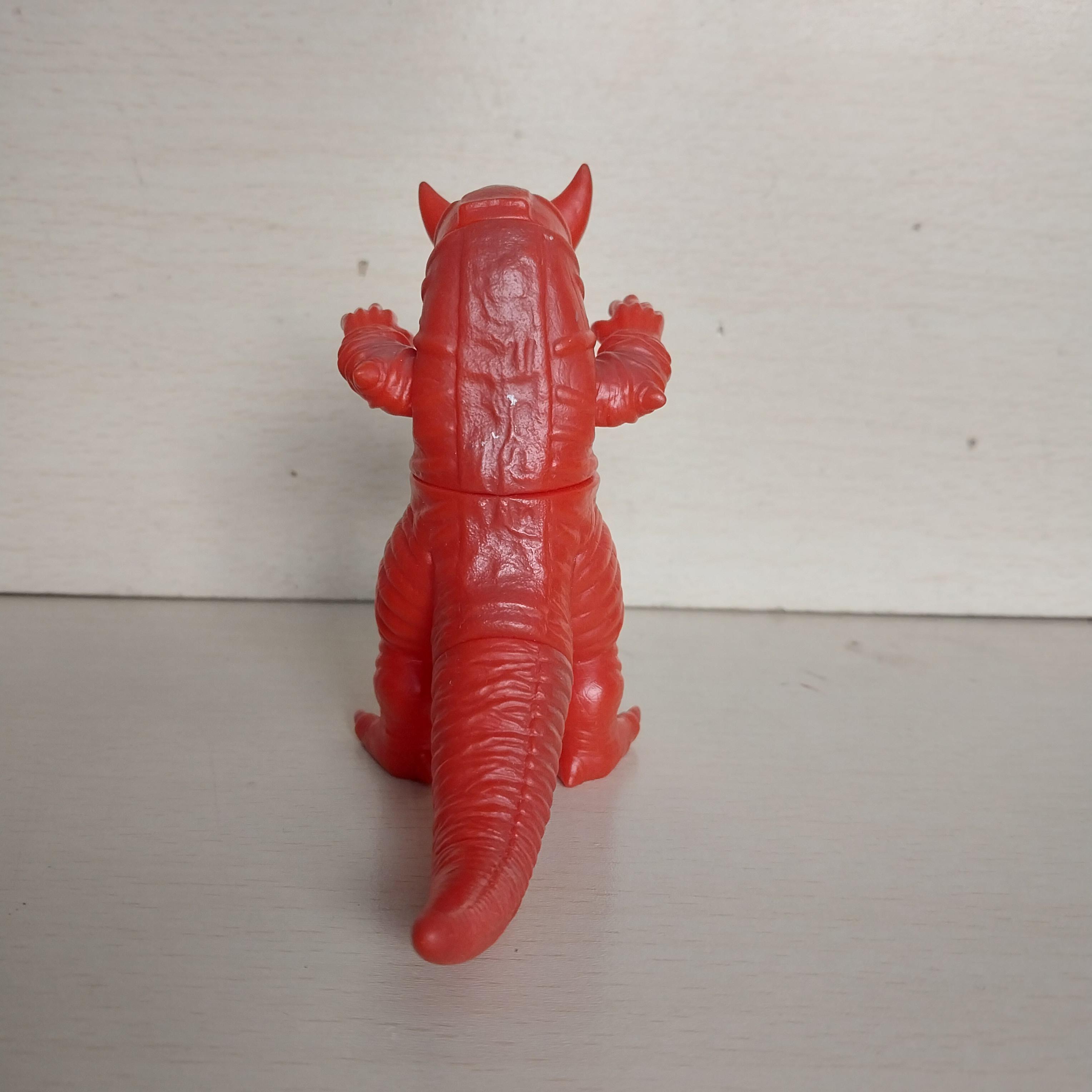 มีหลายภาพ สัตว์ประหลาด gomora ซอฟ4นิ้ว โกโมร่าตัวสีแดง มีตำหนิโปรดตรวจสอบทุกภาพ