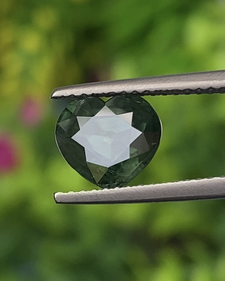 พลอย เขียวส่อง (Bluish Green Sapphire) 2.22 กะรัต (Cts.) พลอยแท้ อัญมณีมงคลประจําวันเกิด เครื่องประดับพลอย