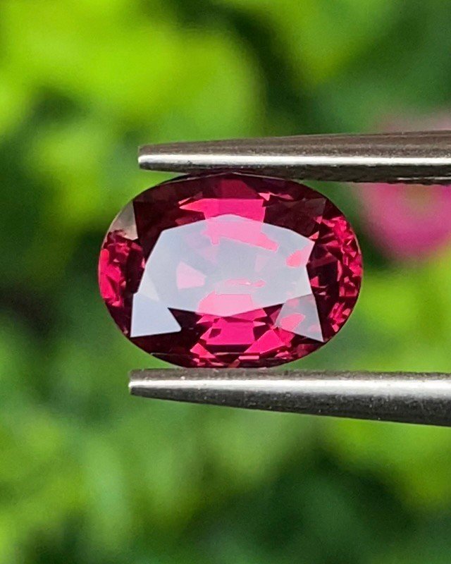 พลอย โรโดไลต์ กาเน็ท Rhodolite Garnet 2.11 กะรัต Cts.พลอยแท้ อัญมณีมงคลประจําวันเกิด เครื่องประดับพลอย