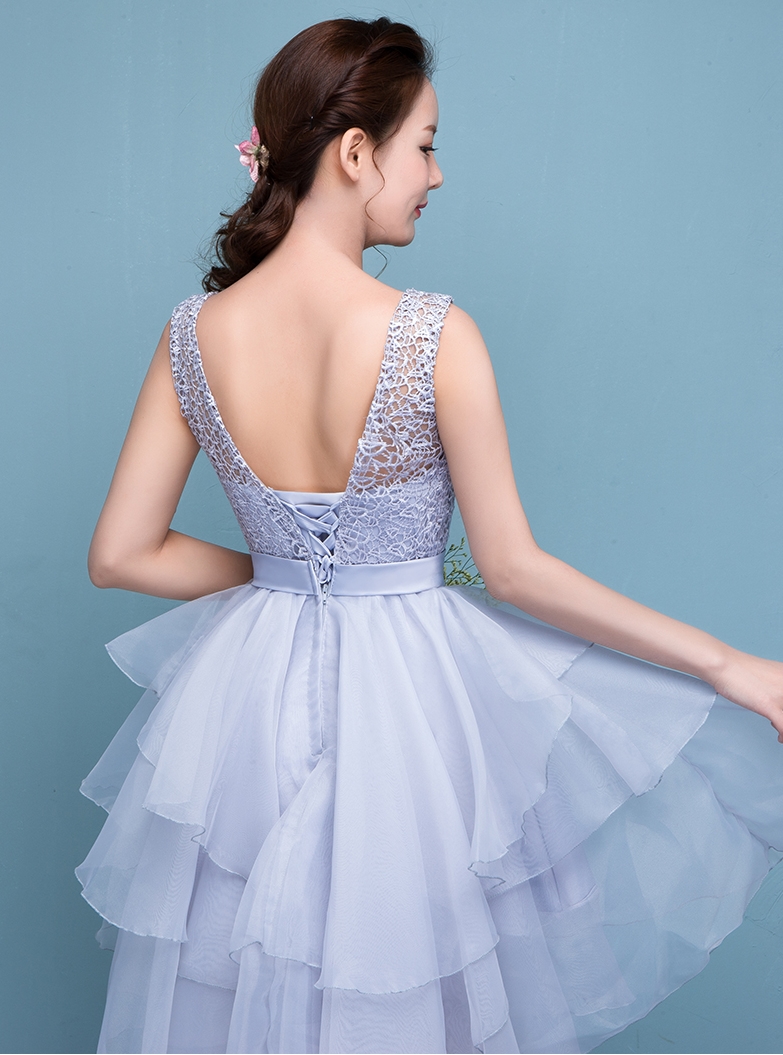 Pre-order ชุดราตรีสั้น หน้าสั้นหลังยาว แขนกุด คอกลม แต่งลูกไม้ช่วงอก คาดโบว์ที่เอว กระโปรงผ้าแก้วเป็นชั้น ๆ เชือกผูกหลัง