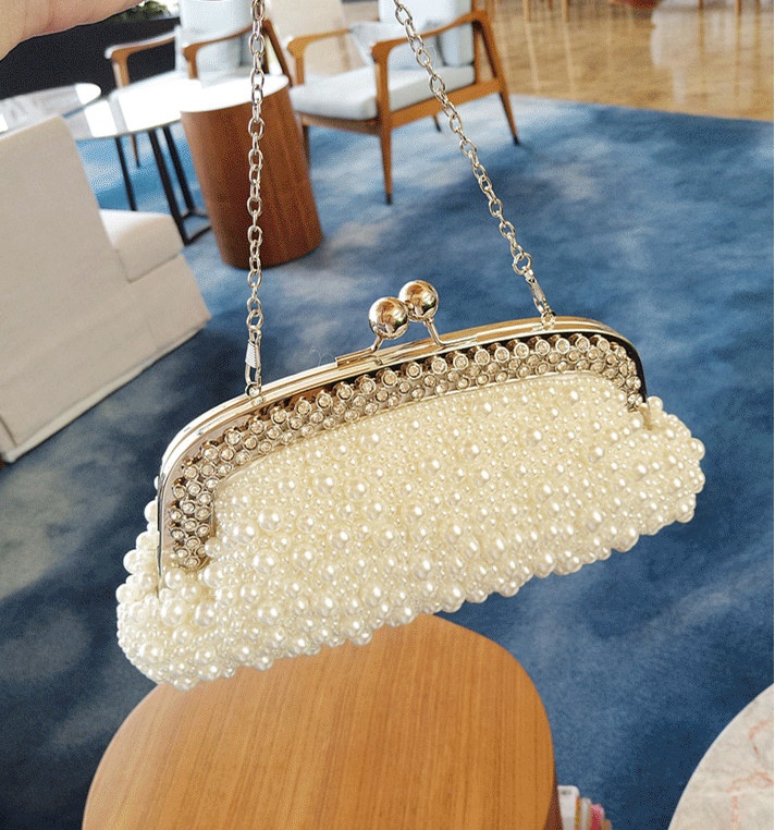 Evening Clutch กระเป๋าออกงาน แต่งมุกทั้งใบ คาดเพชรสวยหรู มาพร้อมกับสายโซ่สะพาย