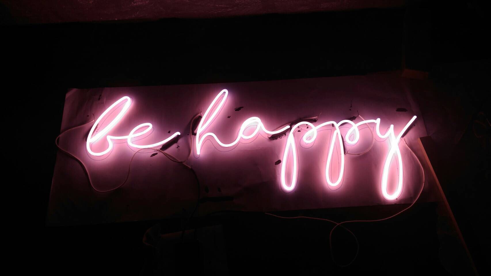 ป้ายไฟนีออนดัด Be happy