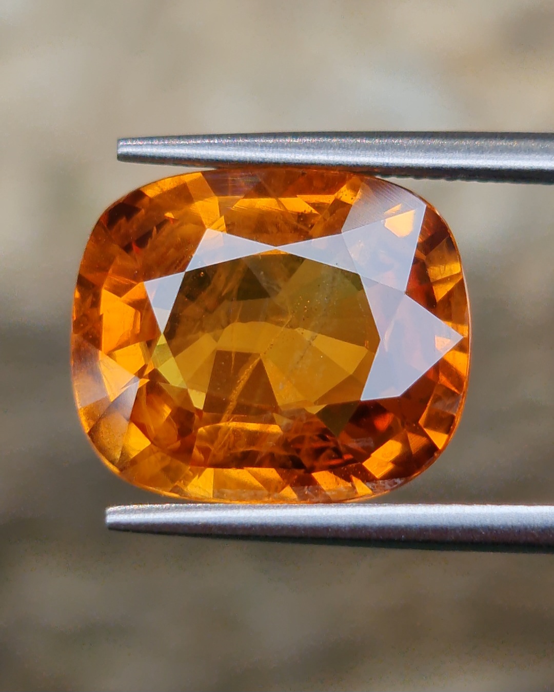 พลอย บุษราคัม Yellow Sapphire 9.18 กะรัต (Cts.) พร้อมใบเซอร์ พลอยแท้ อัญมณีมงคลประจําวันเกิด เครื่องประดับพลอย