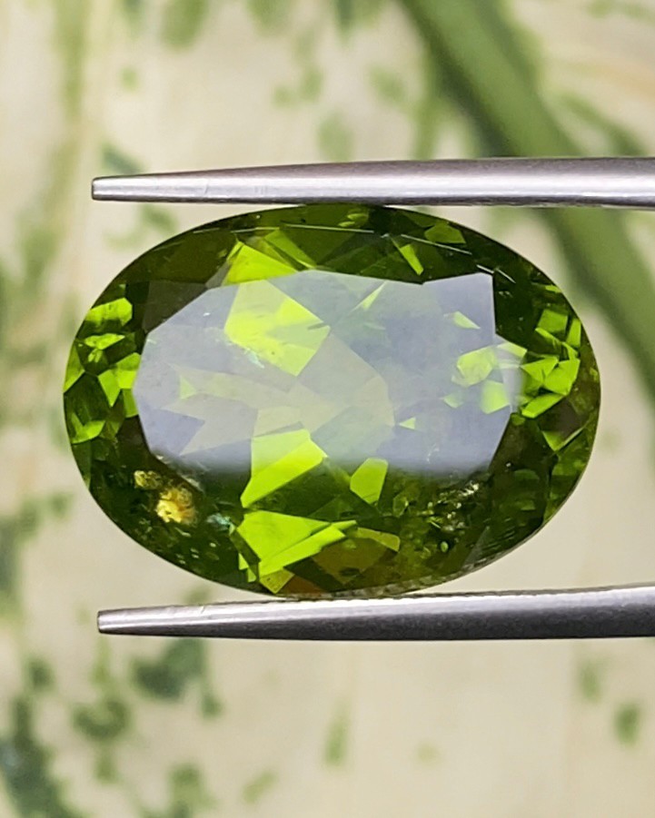 พลอย เพอริดอต Peridot 14.30 กะรัต (Cts.) *พิเศษ ประกายใบบัว Lily pad * พลอยแท้ อัญมณีมงคลประจําวันเกิด เครื่องประดับพลอย