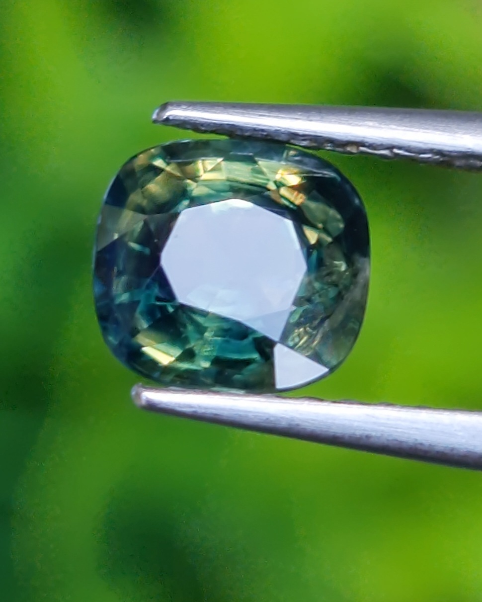 พลอย แซฟไฟร์ 2 สี Bi Color Sapphire 1.07 กะรัต (Cts.) ดิบ Unheated พลอยแท้ อัญมณีมงคลประจําวันเกิด เครื่องประดับพลอย