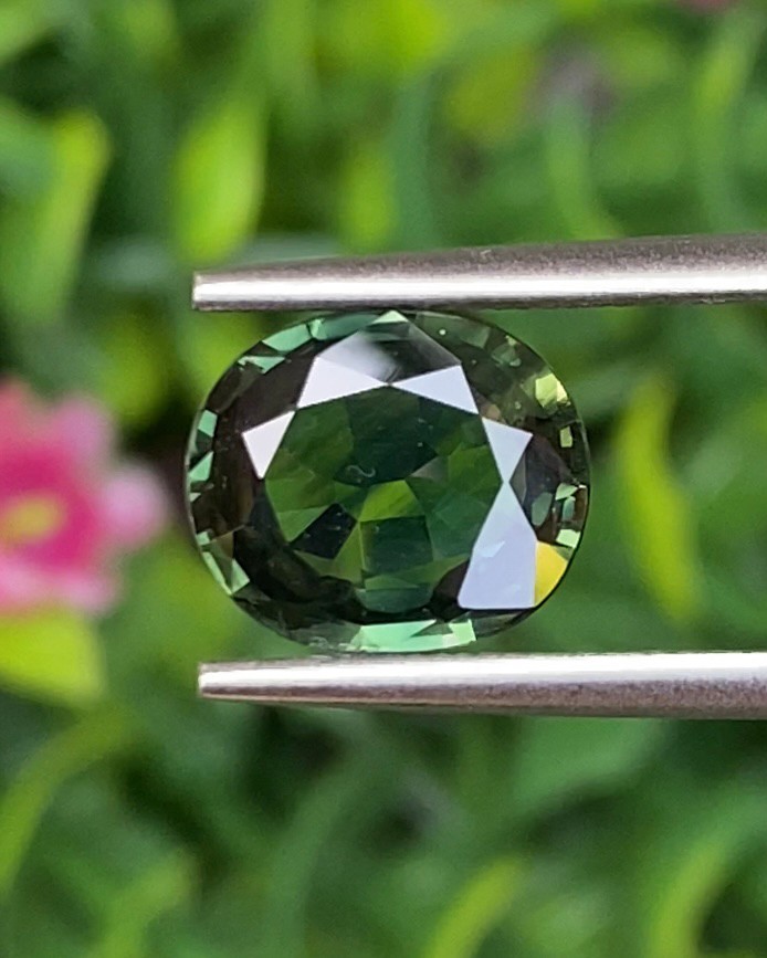พลอย เขียวส่อง Green Sapphire ดิบ Unheated 2.38 กะรัต (Cts.) พลอยแท้ อัญมณีมงคลประจําวันเกิด เครื่องประดับพลอย