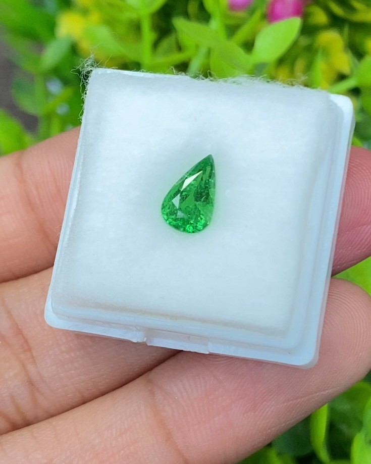 พลอย ซาโวไรท์ Tsavorite Garnet 1.33 กะรัต (Cts.) ดิบ Unheated อัญมณีมงคลประจําวันเกิด เครื่องประดับพลอย