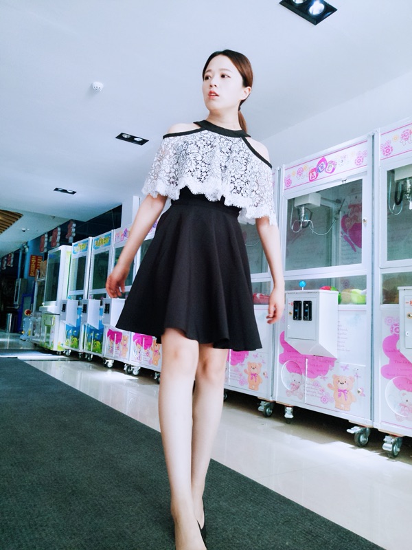 Pre-order ชุดราตรีสั้น แบบเปิดไหล่ ระบายช่วงไหล่ ผ้าลูกไม้ ซิปหลัง เรียบหรู