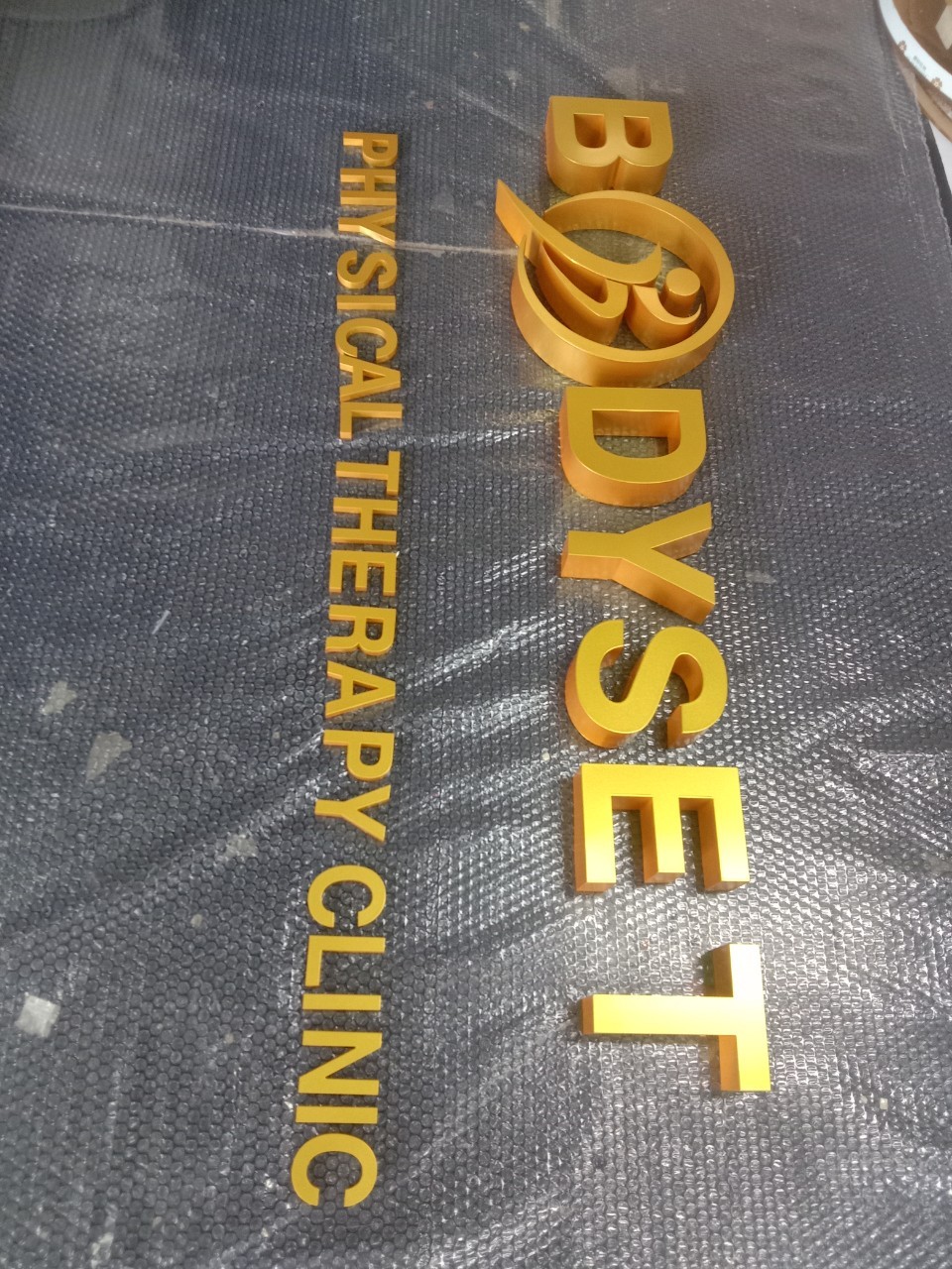 อักษรซิงค์ พ่นสีทอง BODYSET