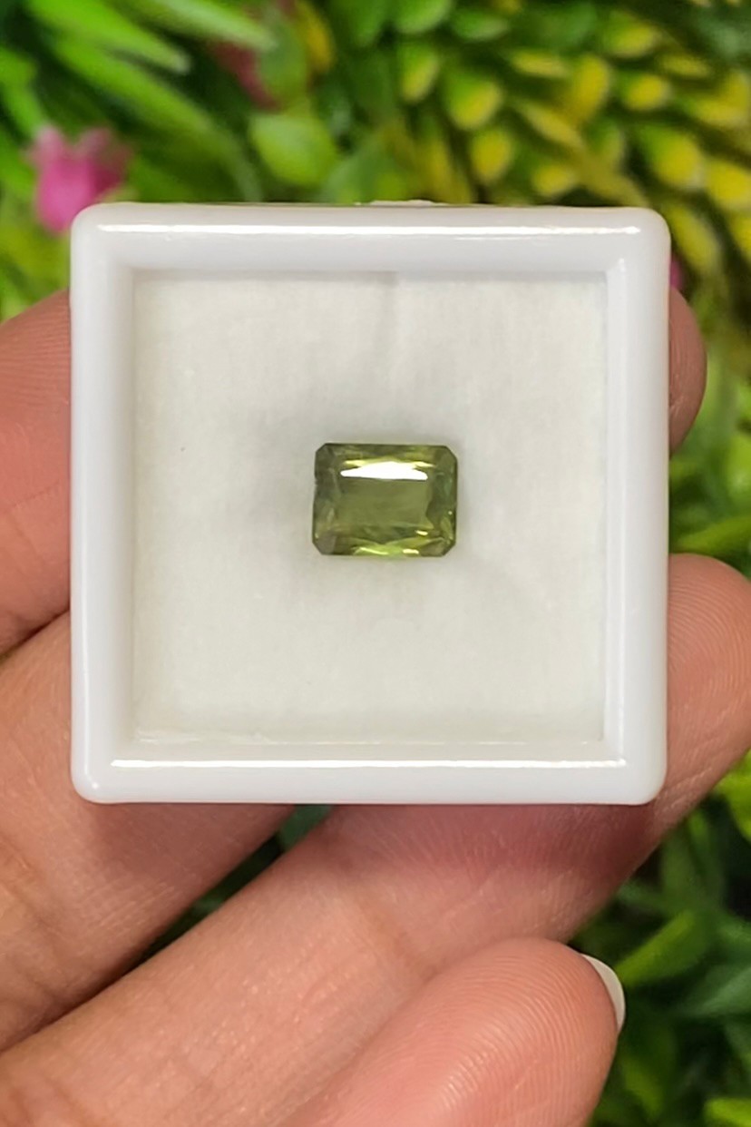พลอย เขียวส่อง (ฺGreen Sapphire) 1.30 กะรัต (Cts.) พลอยแท้ อัญมณีมงคลประจําวันเกิด เครื่องประดับพลอย