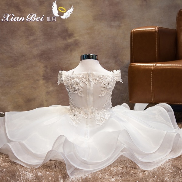 Pre-Order ชุดราตรีเด็ก สไตล์เจ้าหญิง ไหล่ปาด สีขาว ตกแต่งผ้าลูกไม้ ปักเลื่อม กระโปรงผ้าแก้ว ซิปหลัง