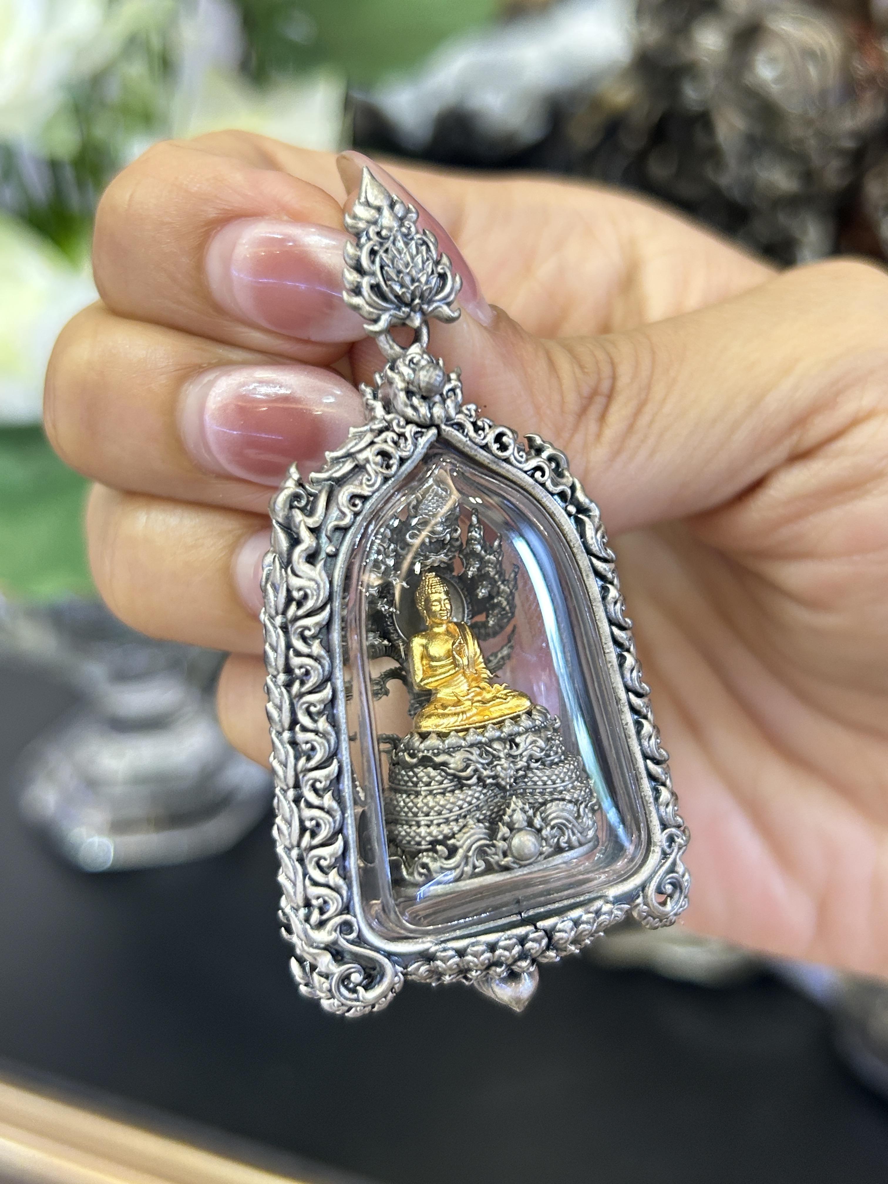 พระนาคปรกพุทธนาคาบารมี เนื้อบรอนซ์ชุบเงินซาติน องค์ชุบทอง พร้อมเลี่ยมกรอบเนื้อบรอนซ์ชุบเงินซาติน