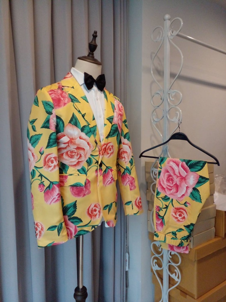เช่า ชุดสูทแฟนซี ลายดอกไม้ สีเหลือง ทรงคลาสสิก