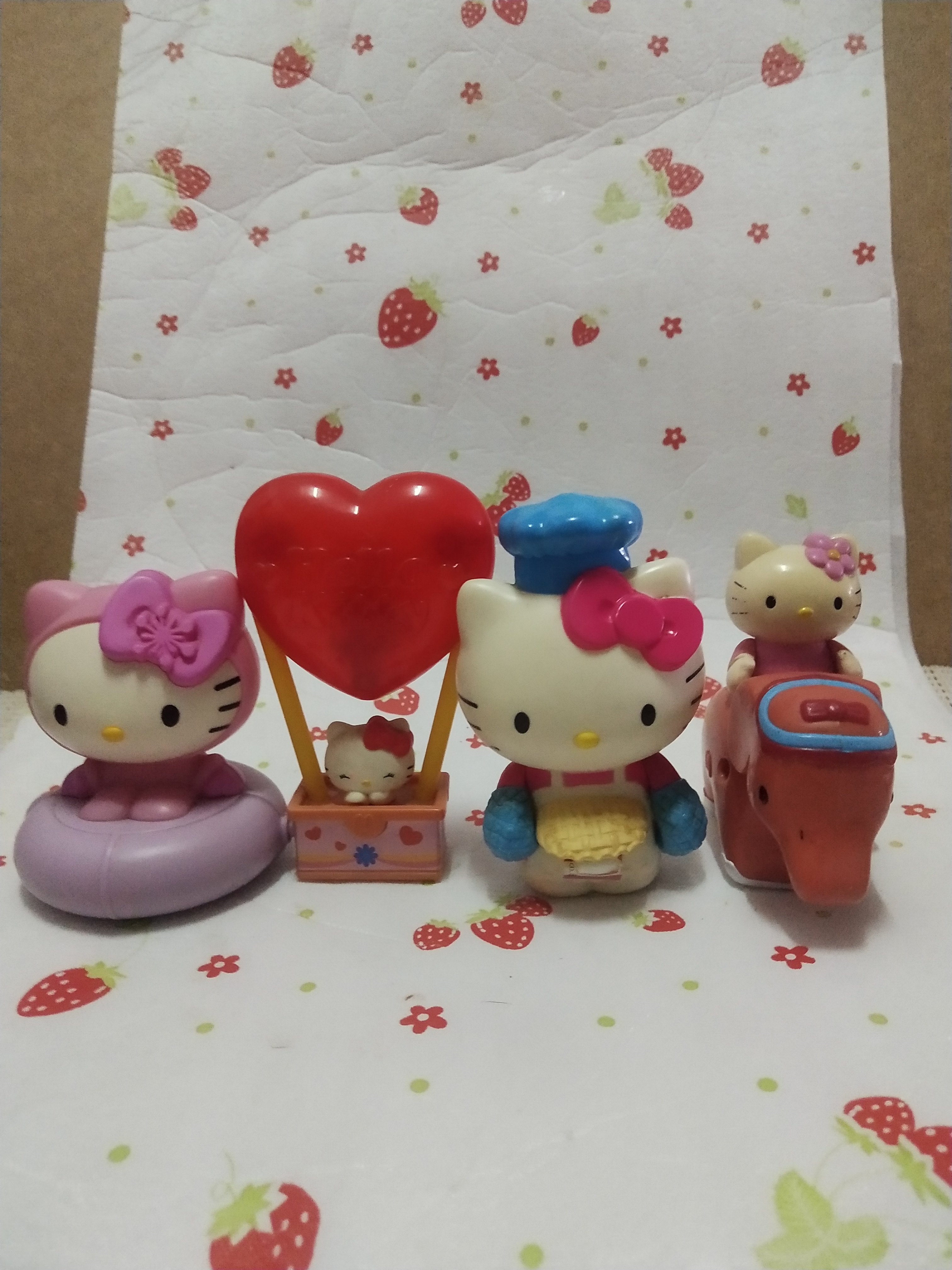 มีหลายภาพของสะสม จากแมคโดนัล และ มิสเตอร์โดนัท Hello Kitty คิตตี้ กรุณาเลือกแบบ ( ราคาตัวละ)